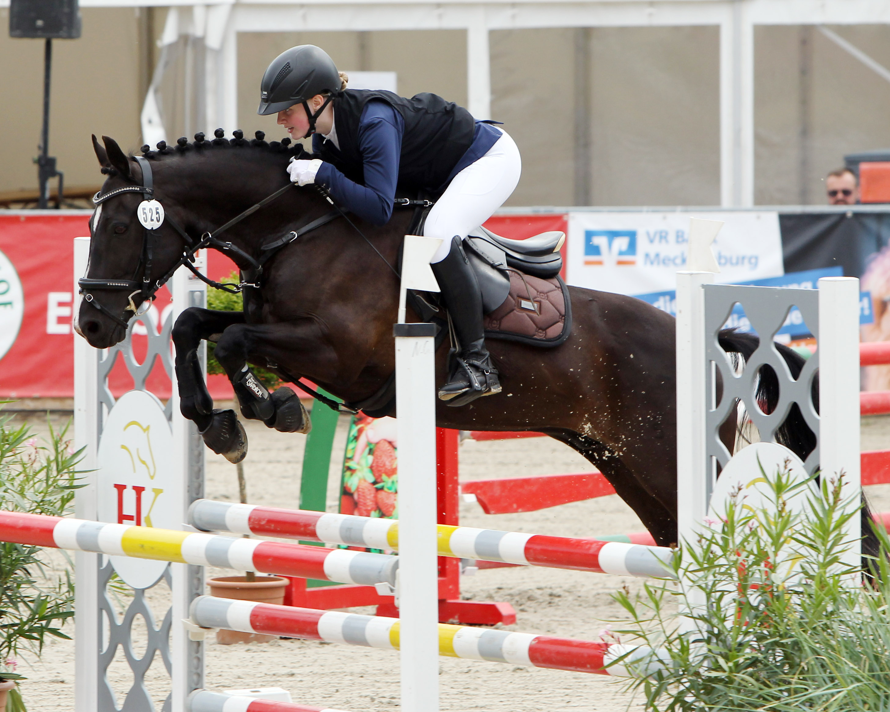 Im Punktespringen Klasse war Lissy Abraham (Wöpkendorf) mit Pony Wallenstein bei voller Punktzahl 44 die Schnellste und gewann das Springen. © Archiv Wego