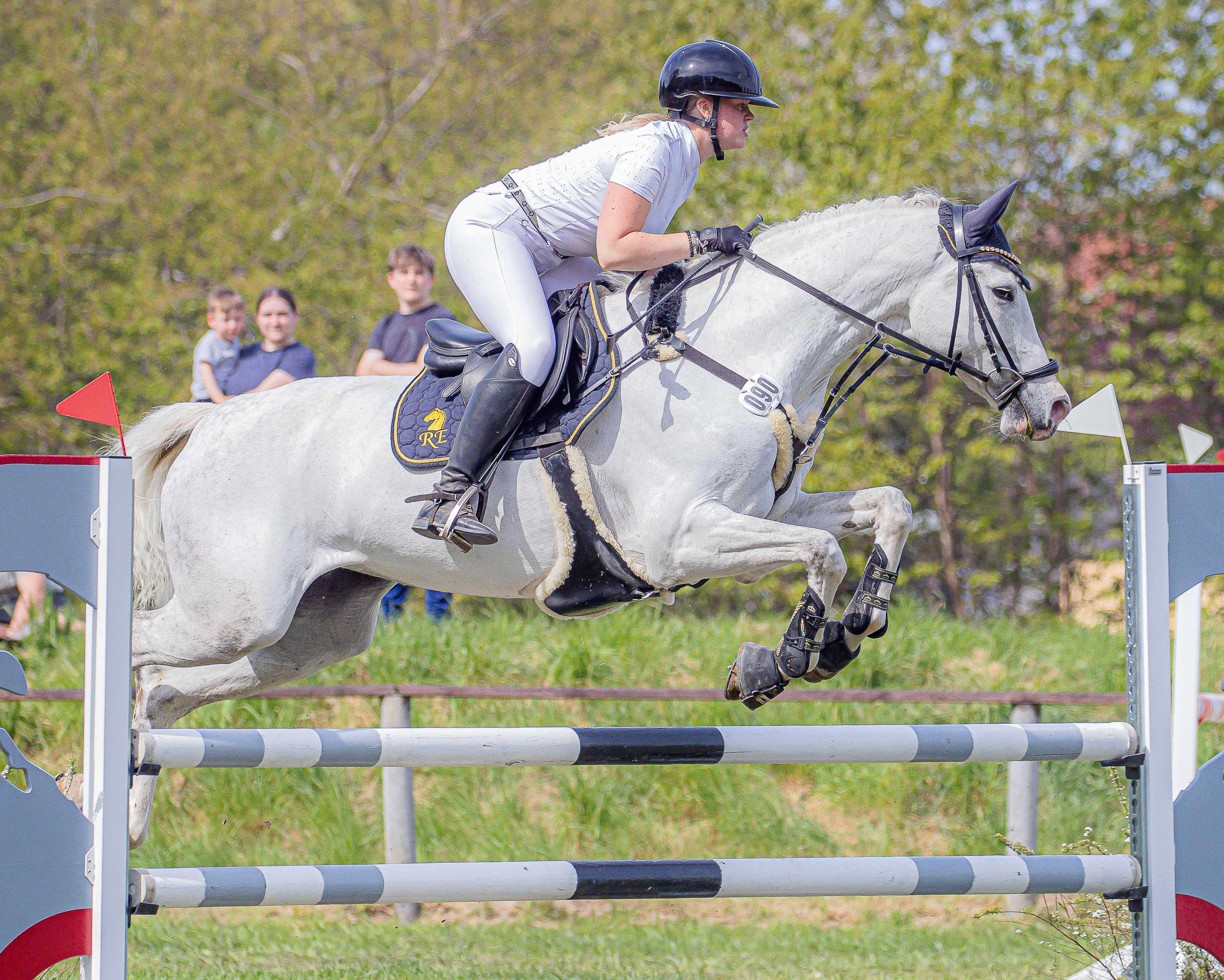 Das L-Springen mit steigenden Anforderungen konnte Luzie Schwinge mit LEA SE aus dem Besitz von Sandra Engelmann gewinnen. © Sophia Boge