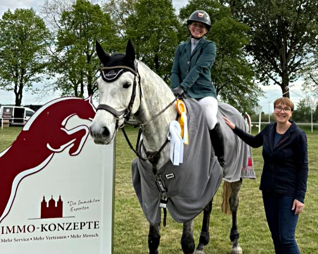 Die Vertreterin des Unternehmens Immo Konzepte, die das M-Springen gefördert haben, gratuliert Siegerin Juliane Weihs (Grevesmühlen), die mit Cream Girl AS (Foto) auch Dritte wurde. © RFV Eldena