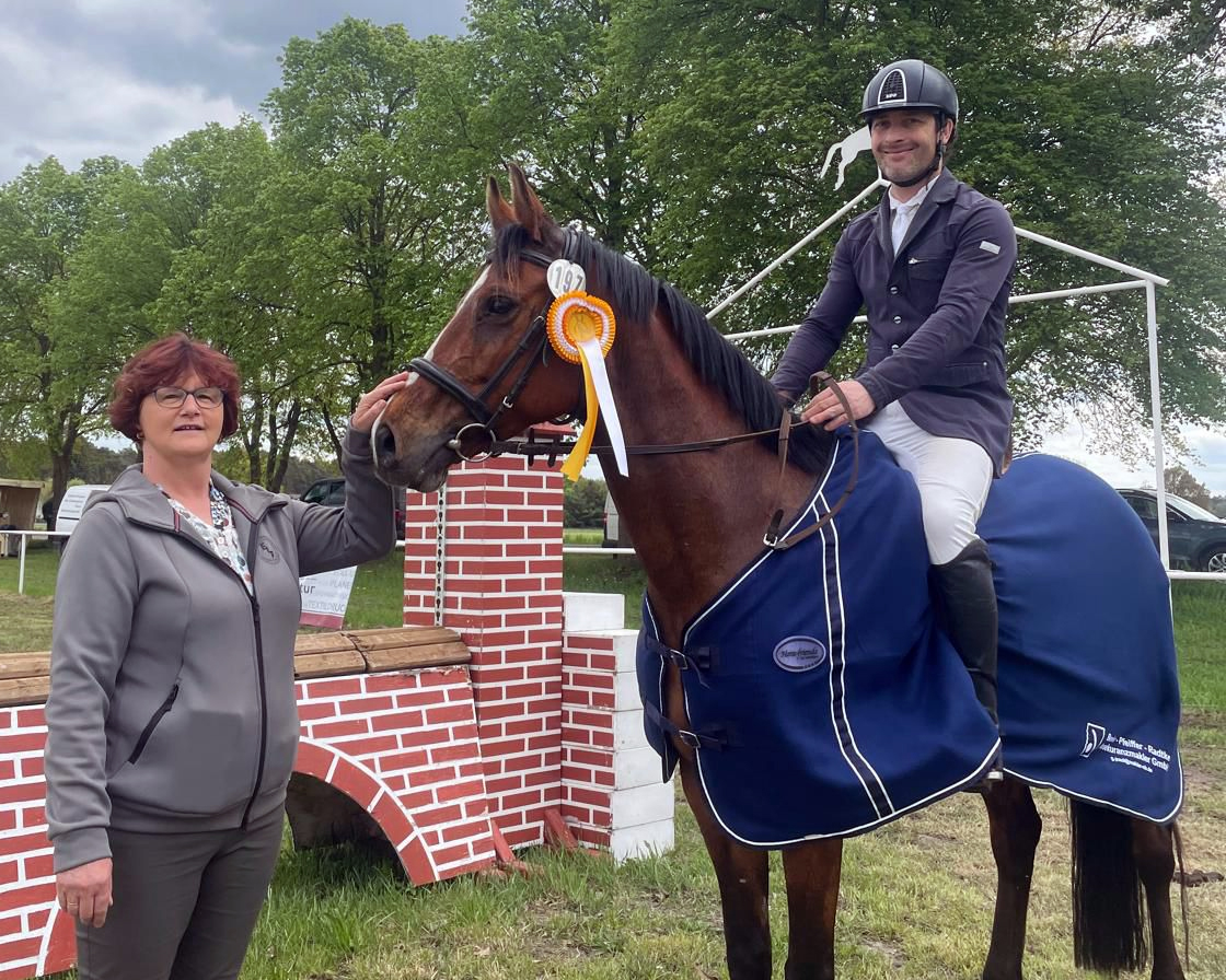 Zu den Siegern der A-Springen gehört Thilo Banik aus Blüthen, der von der Assekuranzmaklerin Gerlind Paul als Sponsorin gratuliert wird. © RFV Eldena