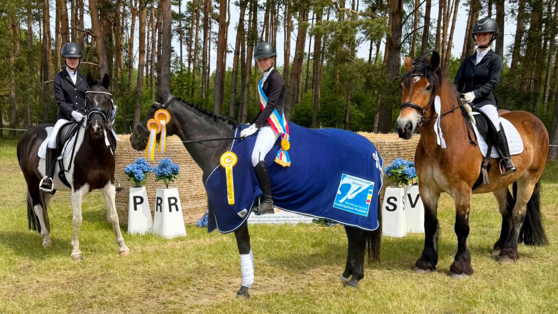 Medaillengewinner LK 6: Elisa Schröter (RFV Eldena), Alia Solea Weller (RFV Eldena), Lea Schumacher (RFV Stralendorf). © RFV Eldena