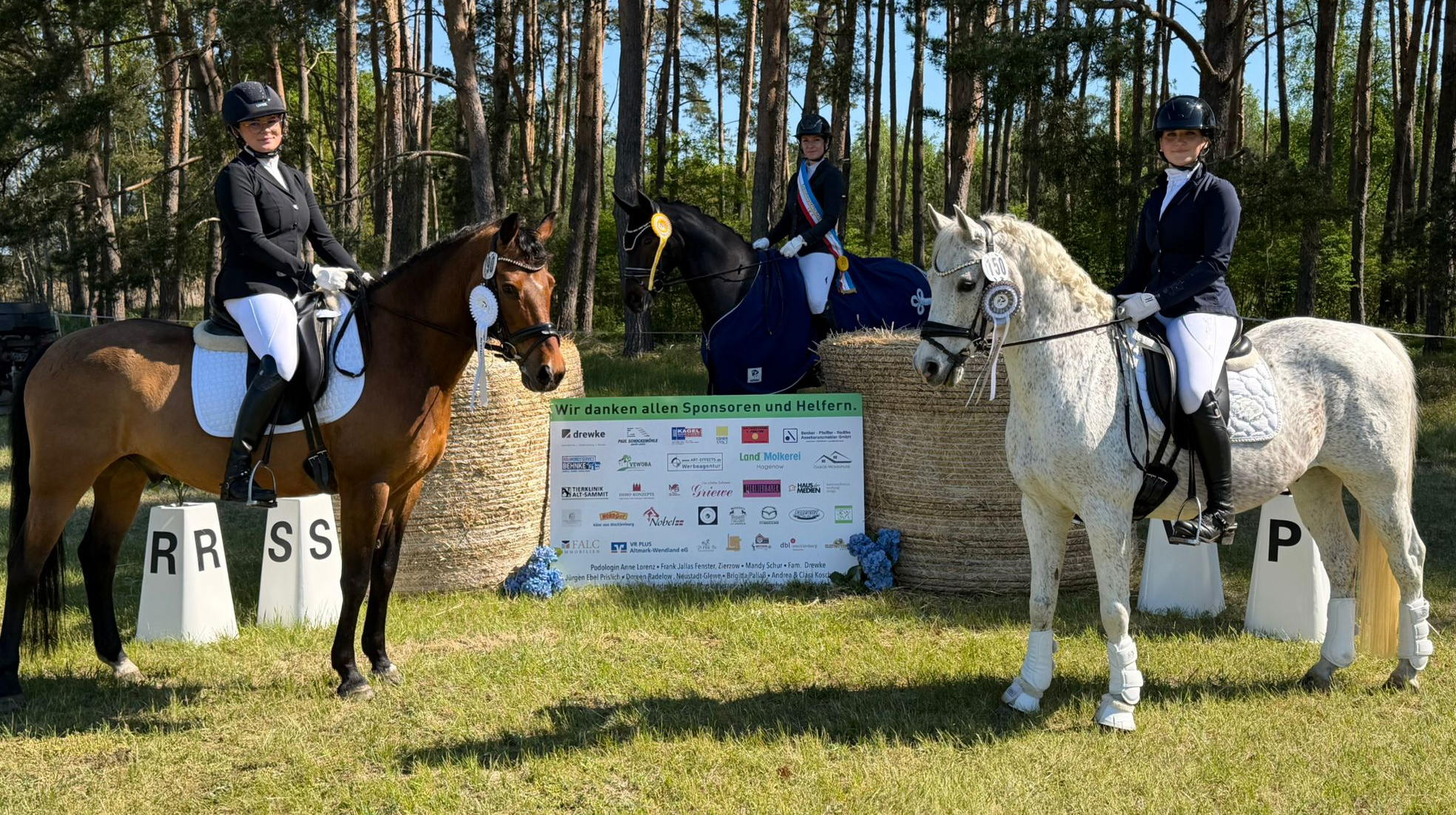 Medaillengewinner LK 5: Lena-Alice Dronia (PSC Heidekrug), Nahla Kopper (RFV Landgestüt Redefin), Marie Behrens (RFV Eldena). © RFV Eldena
