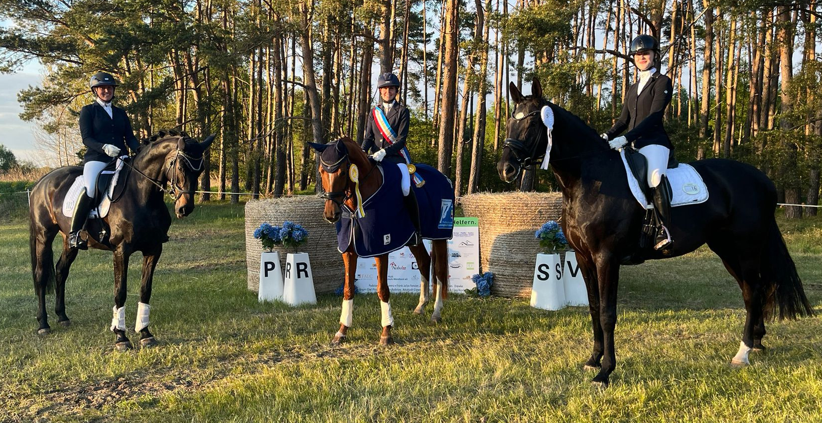 Medaillengewinner LK 3: Christina Thieme (RFV Landgestüt Redefin), Laura Martens (RFV Landgestüt Redefin), Thea Fischer (RFV Wessin). RFV Eldena
