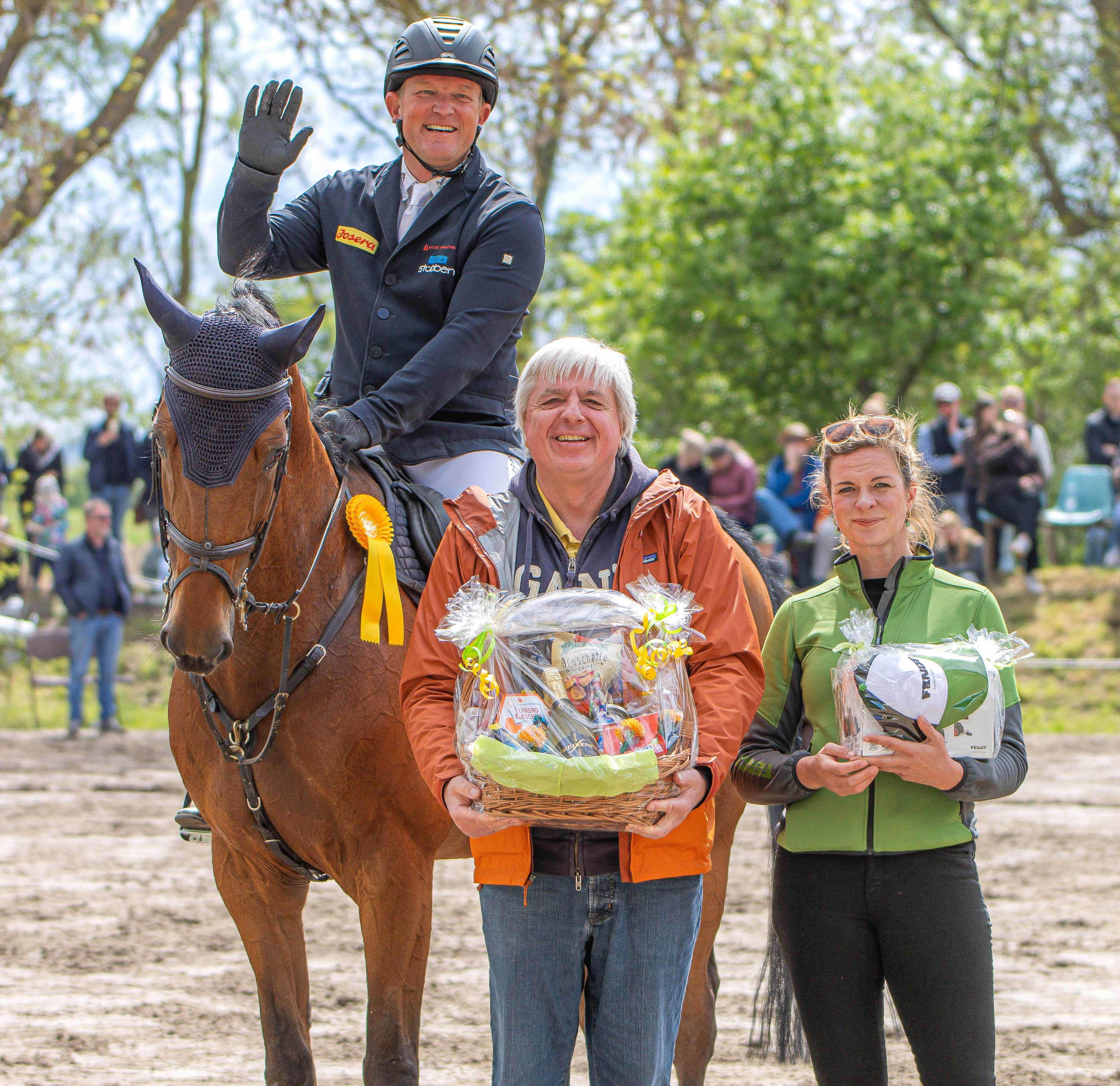 Beke Reuter, Vertreterin der FENDT & Raiffeisen Technik Nord-Ost GmbH als Sponsor und Herbert Jodeit gratulieren den Sieger Thomas Kleis. © S. Boge