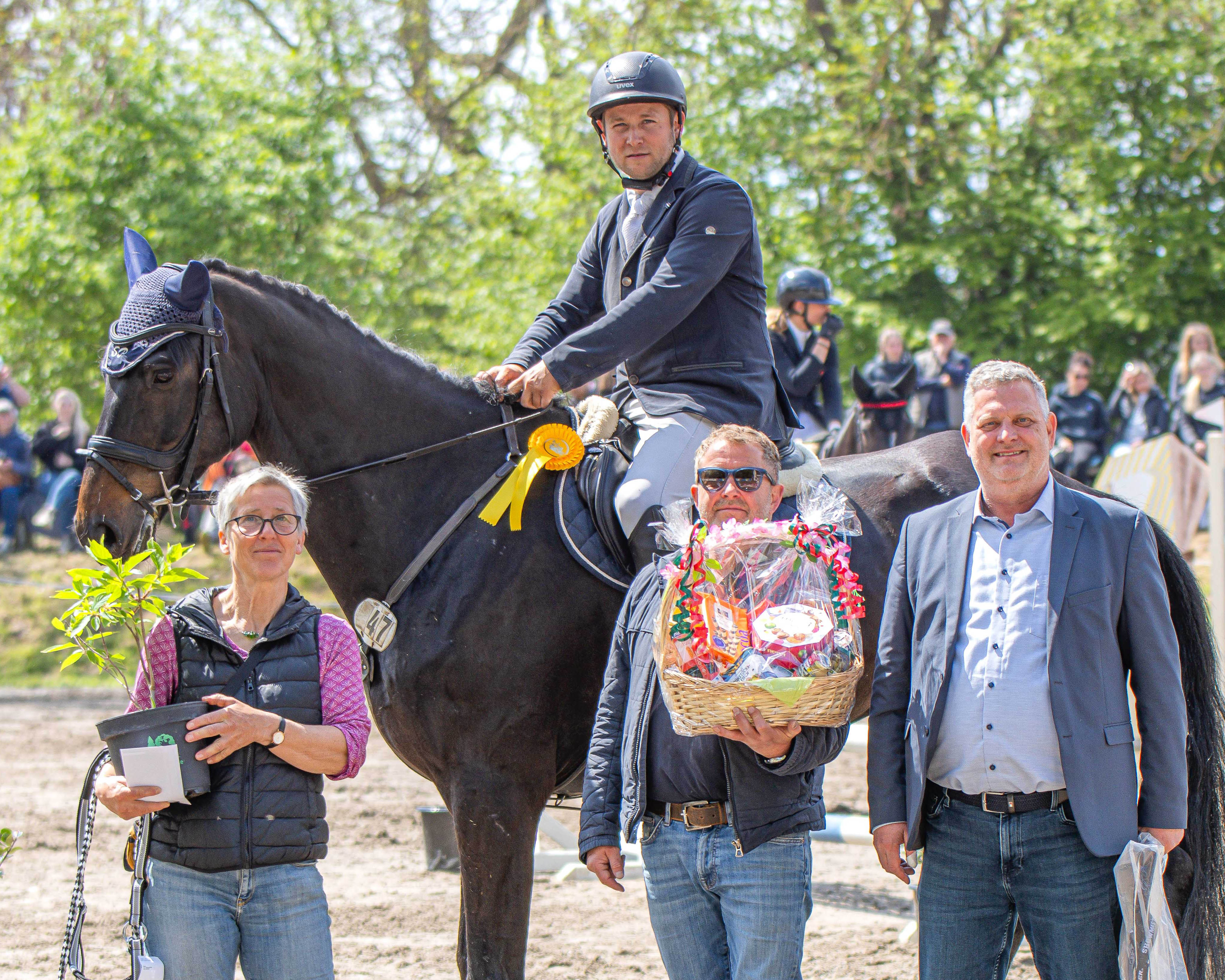 Toralf Krummheuer von der Metallbau Krummheuer GmbH & Co.KG gratuliert Hannes Prehl als Sponsor zusammen mit Kirsten Wiktor und Frank Schiefner vom RFV Trent 82. © S. Boge