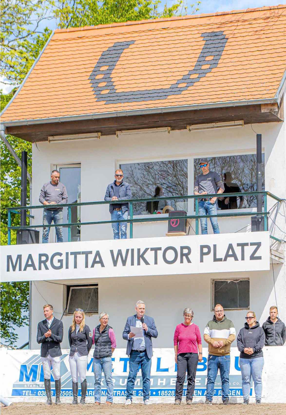 Vereinsvorsitzender Frank Schiefner bei der Laudation zur Namensgebung des Reitplatzes in Zubzow bei Trent mit Töchtern und Enkel von Margitta Wiktor: v. l. Paul Wiktor, Emma Wiktor, Kirsten Wiktor, Ines Wiktor (Schwester von Kirsten), Gustav Wiktor (Bruder von Paul und Emma), Elske Wiktor (Tochter von Ines Wiktor). © S. Boge