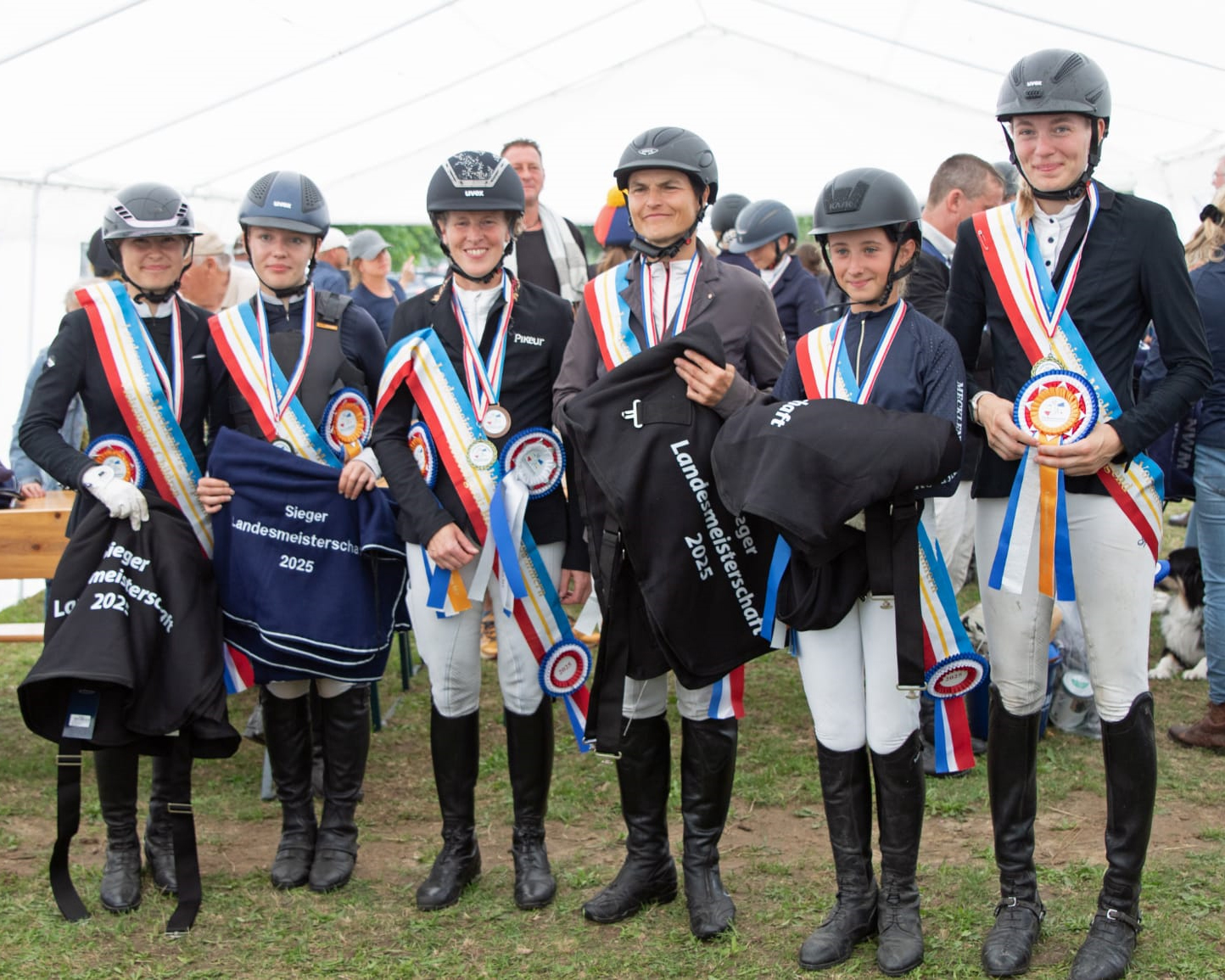 Sie wollen ihre 2025 gewonnenen Titel möglichst verteidigen: v.r. Paula Fatteicher (U25), Charlotte Fehr (U16 Pony), Marianne Bürenheide (Ü40 Amateure), Malin Hansen-Hotopp (Ü25 Reiter), Helene Fischer (U18), Tessa-Catharina Wilfert (U16 Children). © KaLo