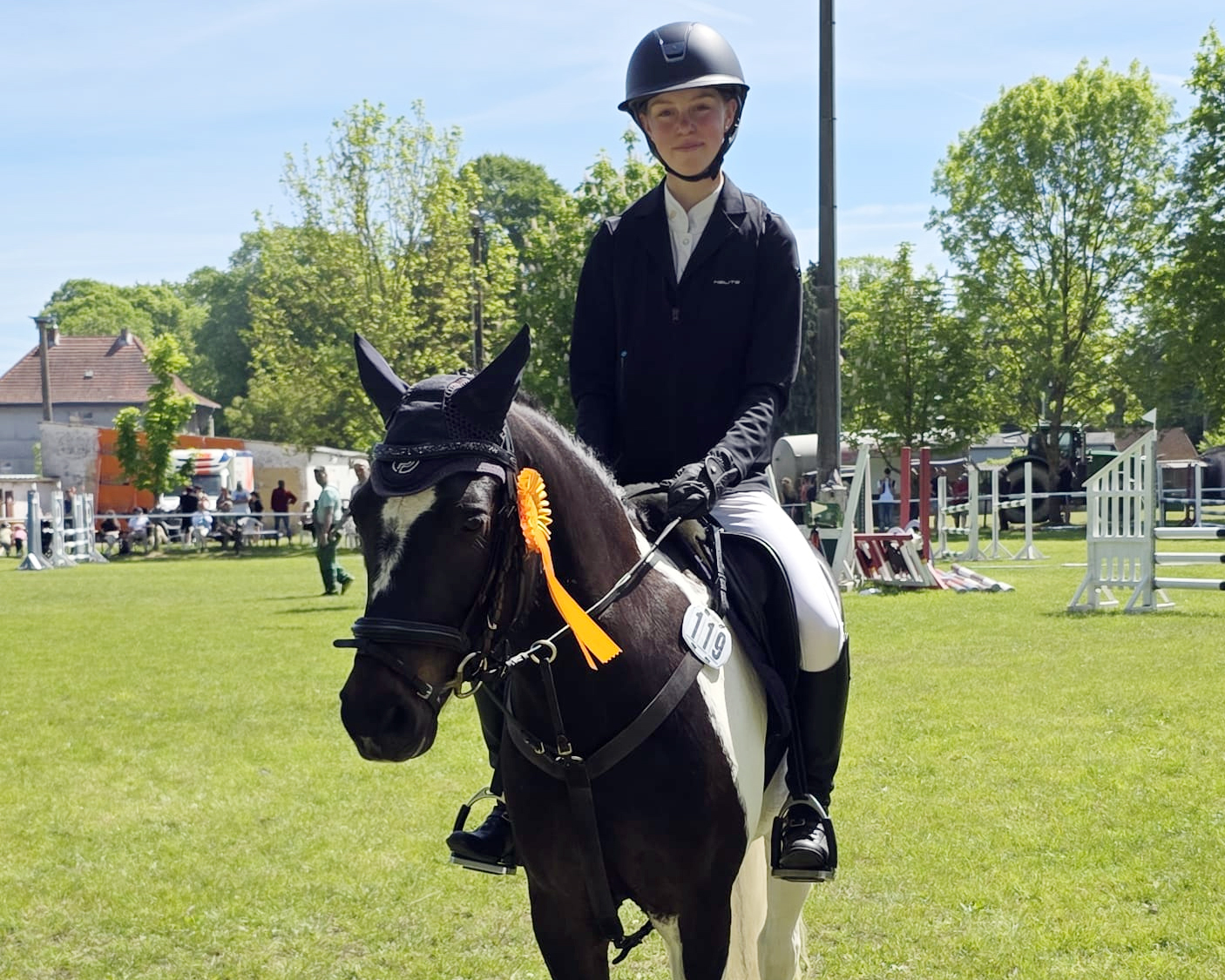 Greta Parr aus Sternfeld hat mit dem LewitzerOslo’s Moritz das Stilspringen Klasse A im Stechen gewonnen. © Wego
