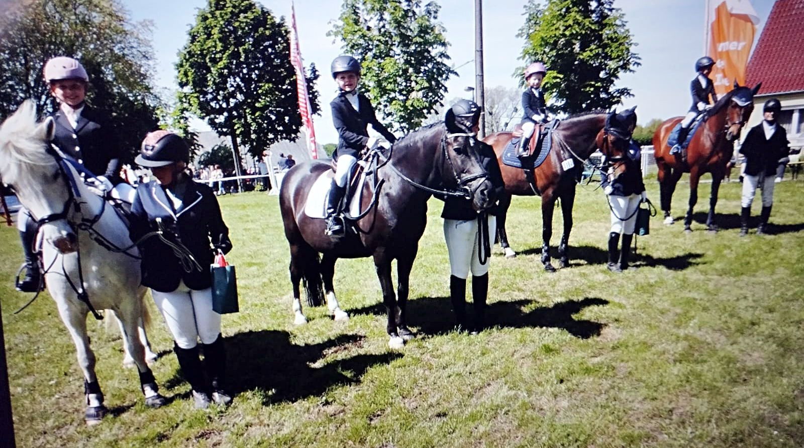 Die Platzierten Kinder im Führzügel-Wettbewerb: v.r. Nele Wilde, Johanna Marje Rüstner, Mara Junck und Elina Zabel. © W. Scholz