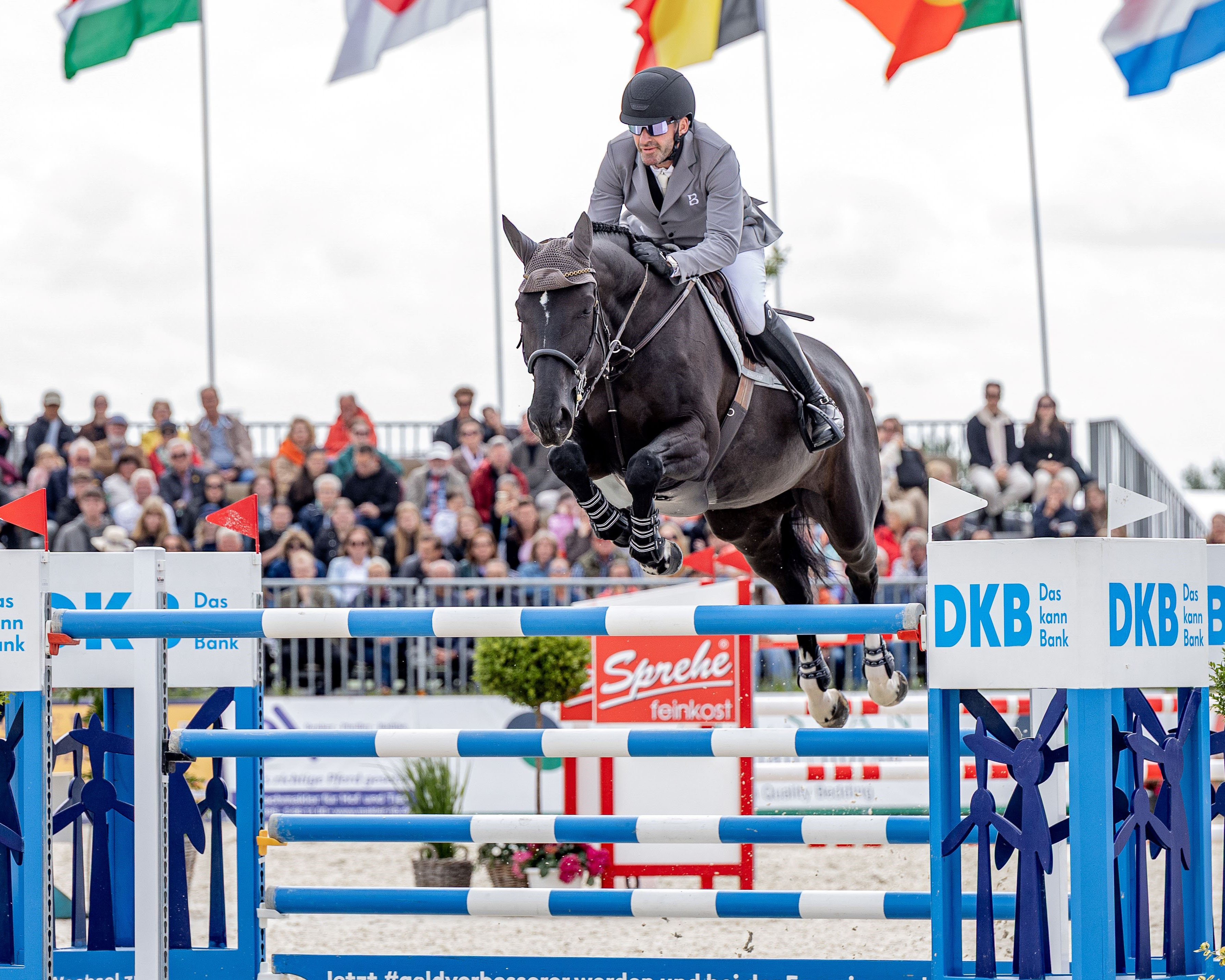Nach spannendem Stechen gratulieren Sara Bütow (Marketing der DKB-Gruppe/Reitsport), Hausherr Enno Glantz und der sportliche Leiter Christoph Lanske dem Sieger Philipp Weishaupt. © Pauline Ullmann-Davis