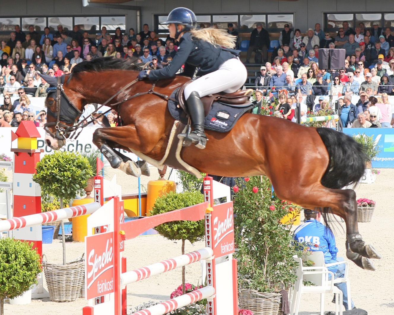 Christin Wascher ritt mit Quincy im Großen Preis der DKB Kredit-Bank mit dem 5. Plaztz im Stechen des 1,60m Springens zum größten Erfolg ihres Lebens-© KaLo