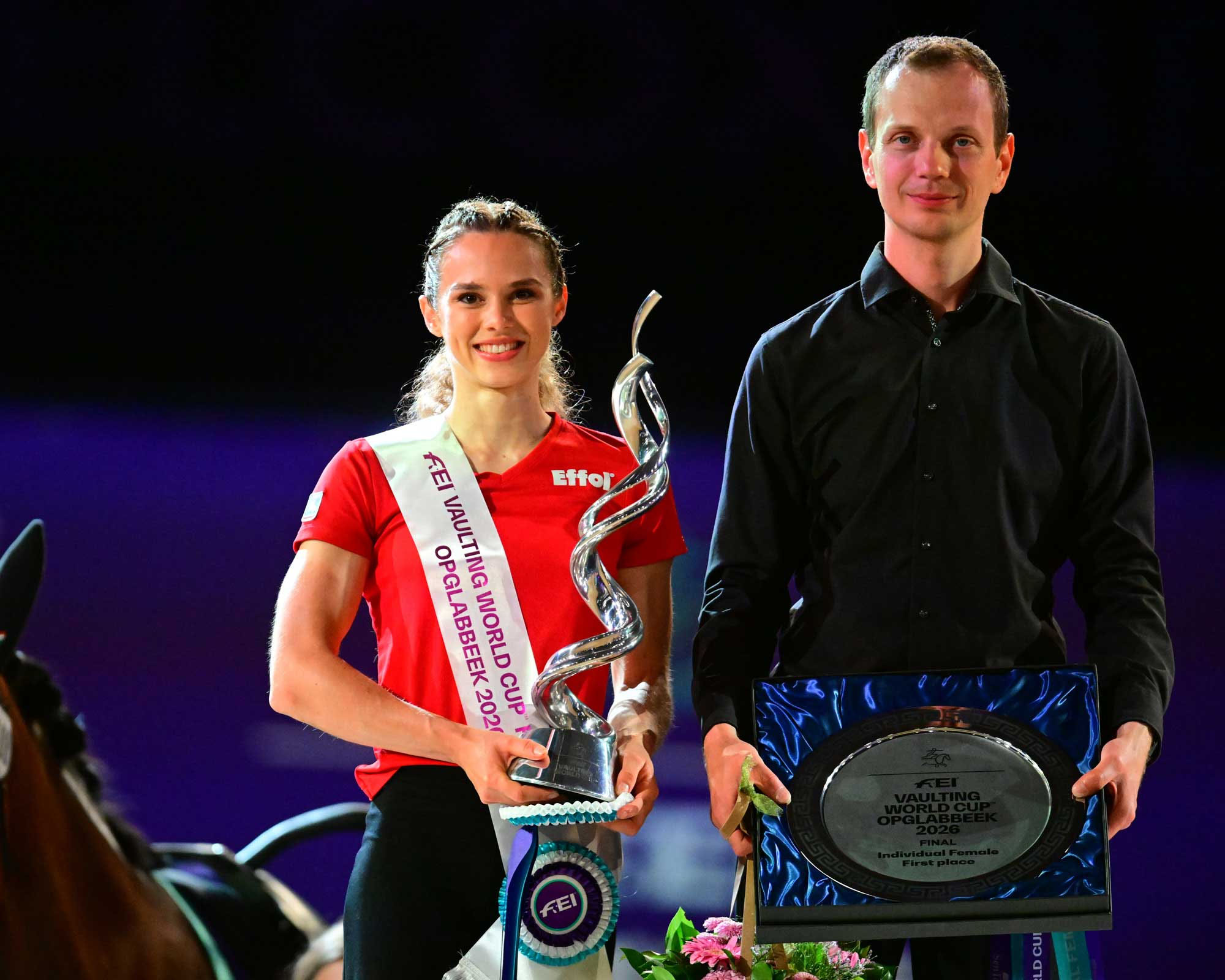 Alice Layher gewinnt mit FBW Candy und Longenführer Daniel Zembrot das Weltcupfinale der Voltigiererinnen 2026. © FEI/Daniel Kaiser