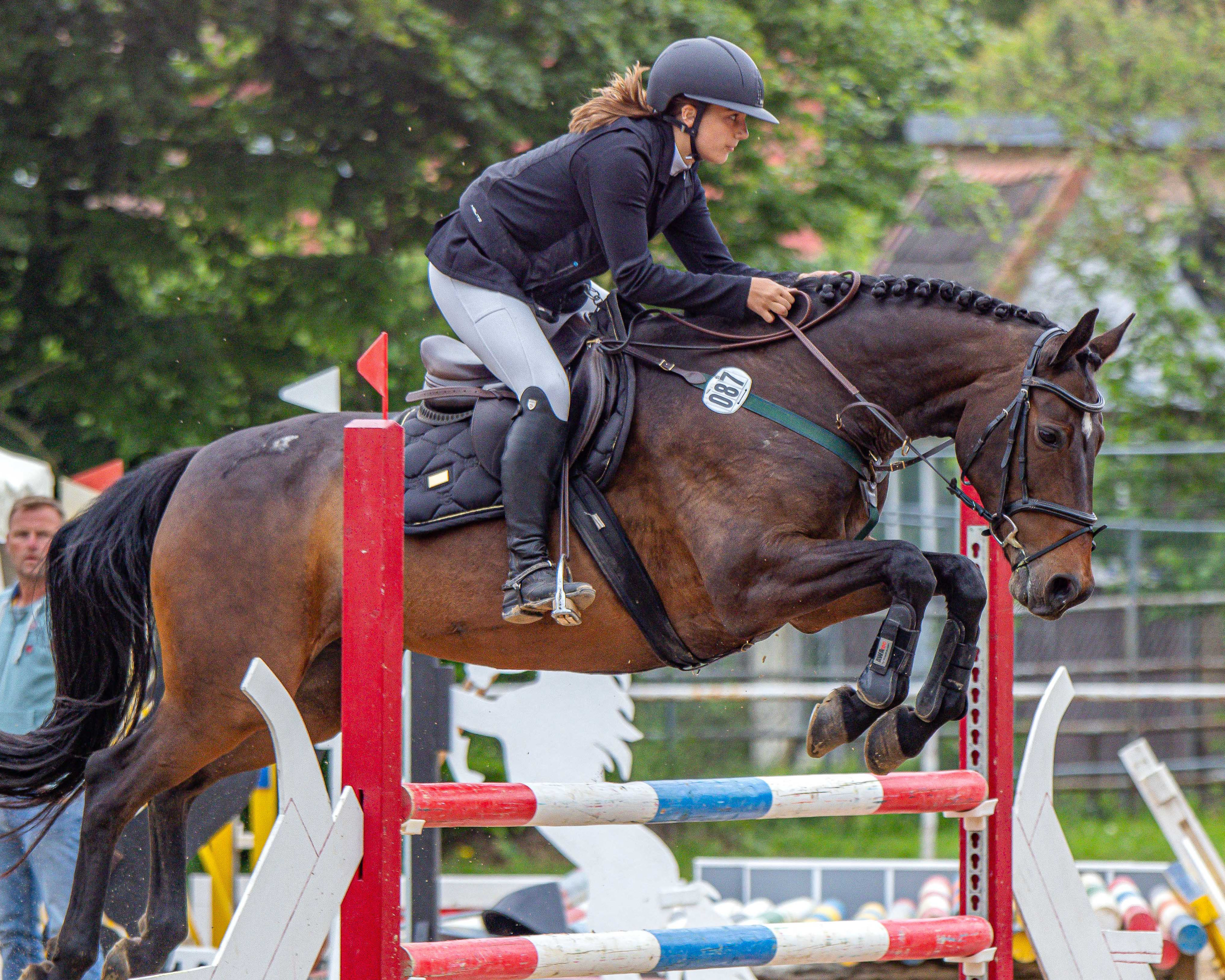 Zu den Siegerinnen der L-Springen gehörte Milla Franke vom RV Teschow mit der 12-jährigen Mecklenburger Stute Fina. © S. Boge