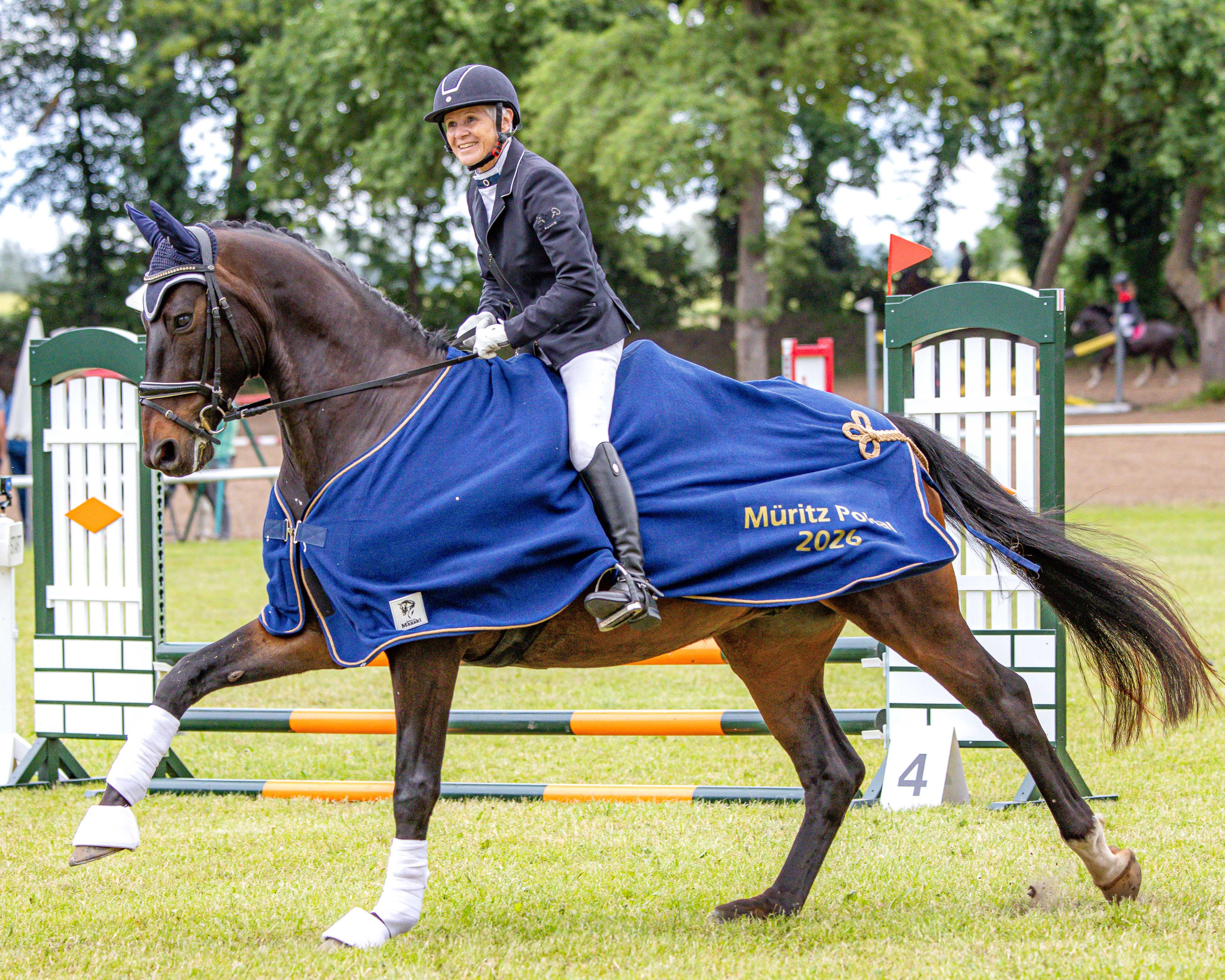 Mit dem Sieg in der Aufgabe L3 und dem 3. Platz in der L5 gewann Dr. Eva-Maria Barkhofen vom Gastgeber Ludorf mit Fürst Ribbeck EMB den Müritz-Pokal. © S.Boge