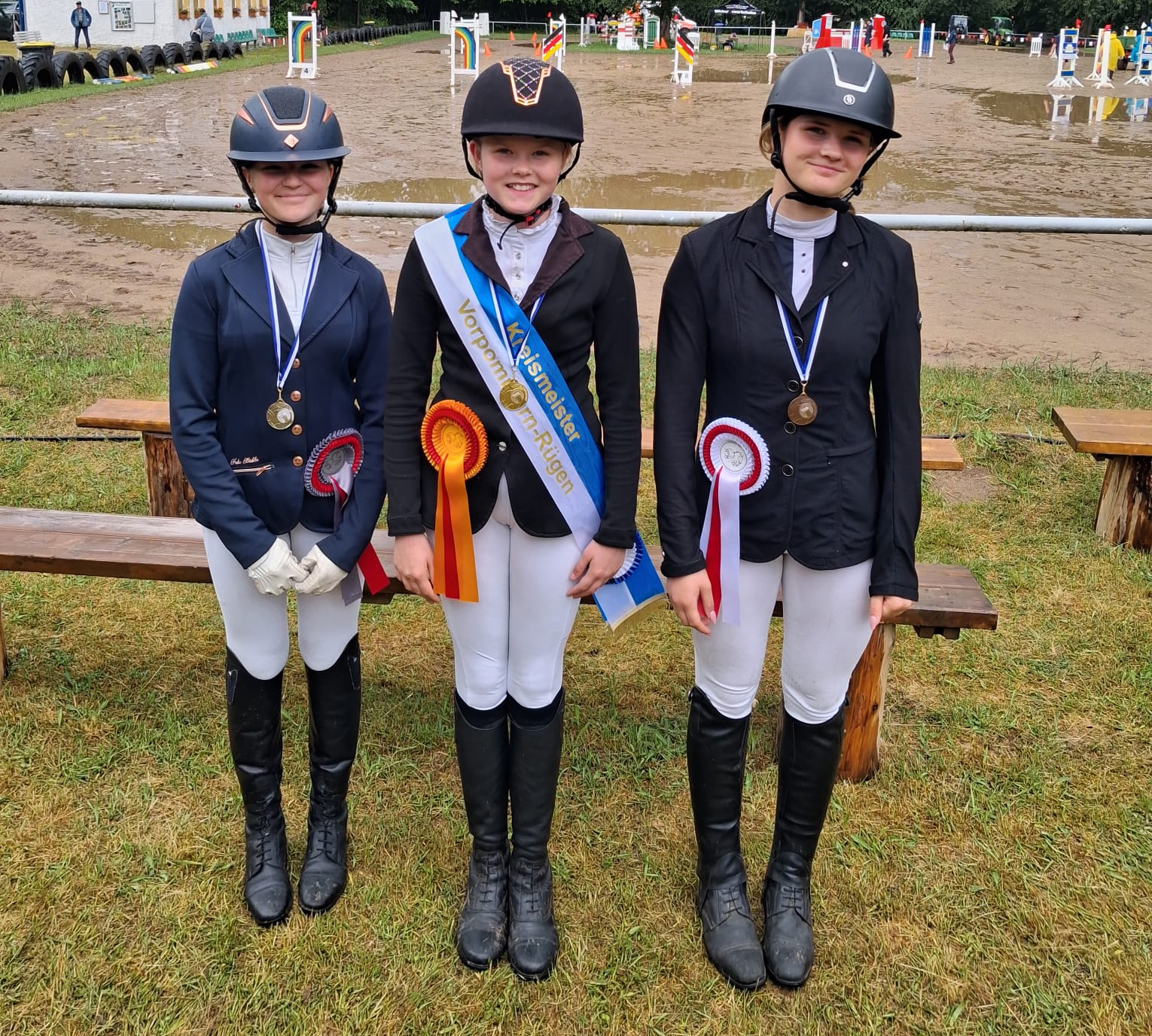 Medaillengewinner Reiten U16: 1. Käthe Goltz (RSG Wöpkendorf), 2. Mia Lindenberg (RuPW Drechow), 3. Leni Sandhop (RFV Altkamp) mit Bonny P. © B.Roos