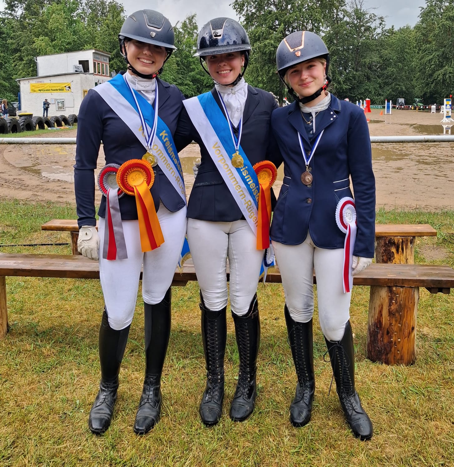 Medaillengewinner Dressur U18: 1. Amy-Marie Kuhn (RFV Zingst) mit Diamant Dynasty; 2. Mara Hartmann (RuPW Drechow), 3. Emma Hahn (RSG Wöpkendorf). © B.Roos