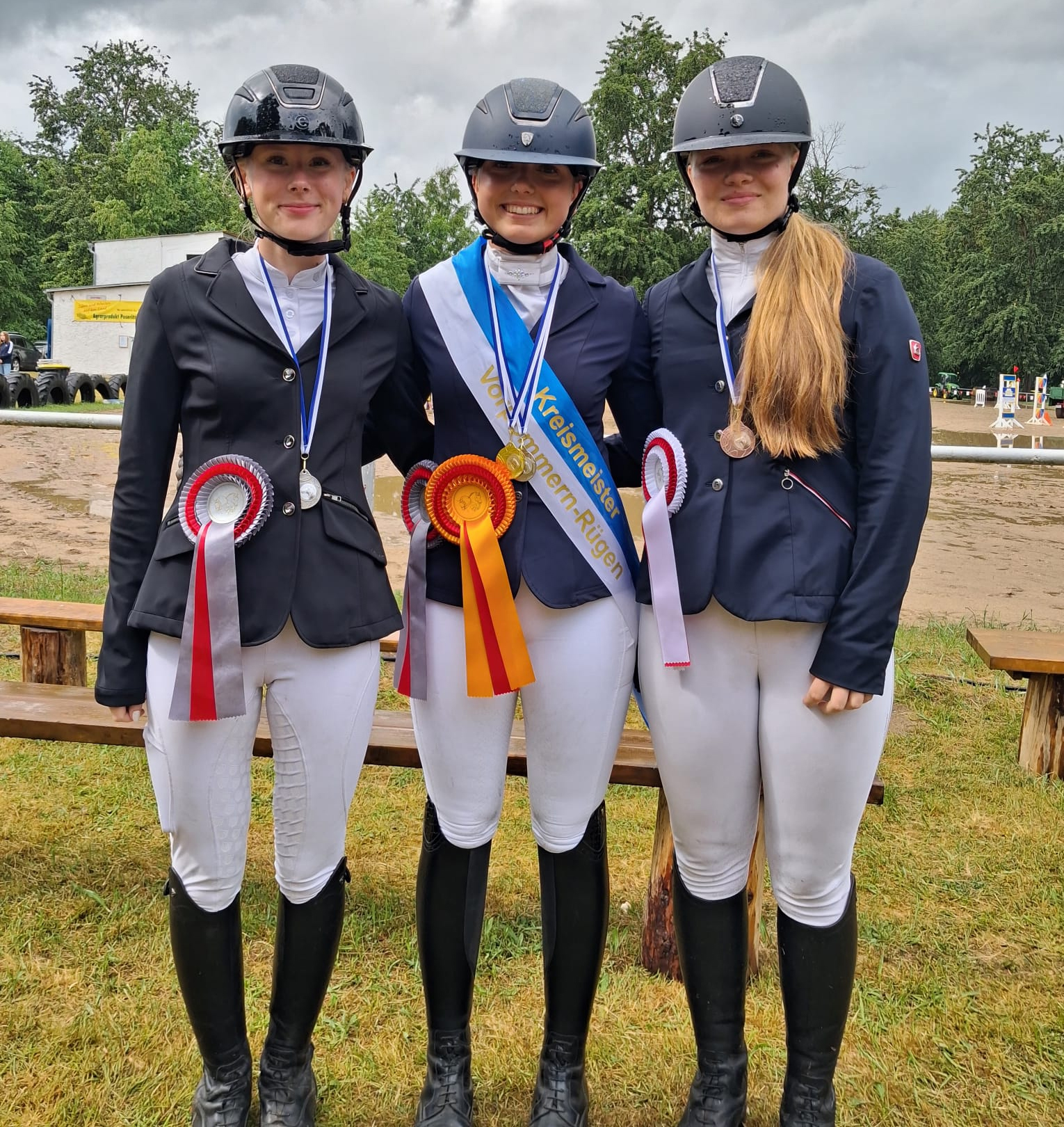 Medaillengewinner Springen U18: 1. Mara Hartmann (RuPW Drechow) 2. Frieda Koos (Stralsunder RFV), 3. Jette-Marit Wiening (RFV Marlow). © B.Roos