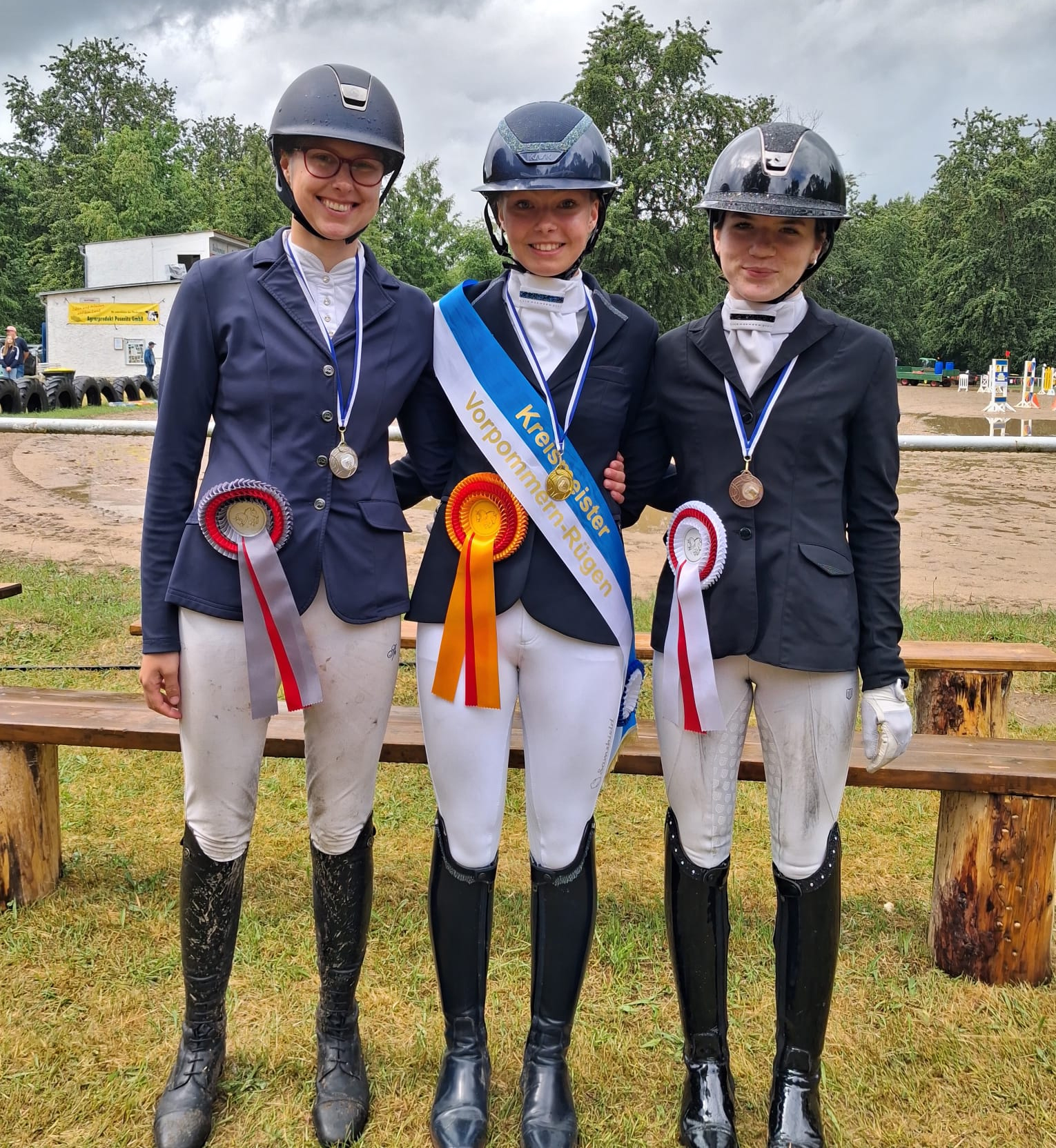 Medaillengewinner Dressur offene Altersklasse: 1. Emily Bienk (RSG Wöpkendorf), 2. Sophia Range (RFV Zingst), 3. Carlotta Plambeck (RFV Poseritz). © B.Roos
