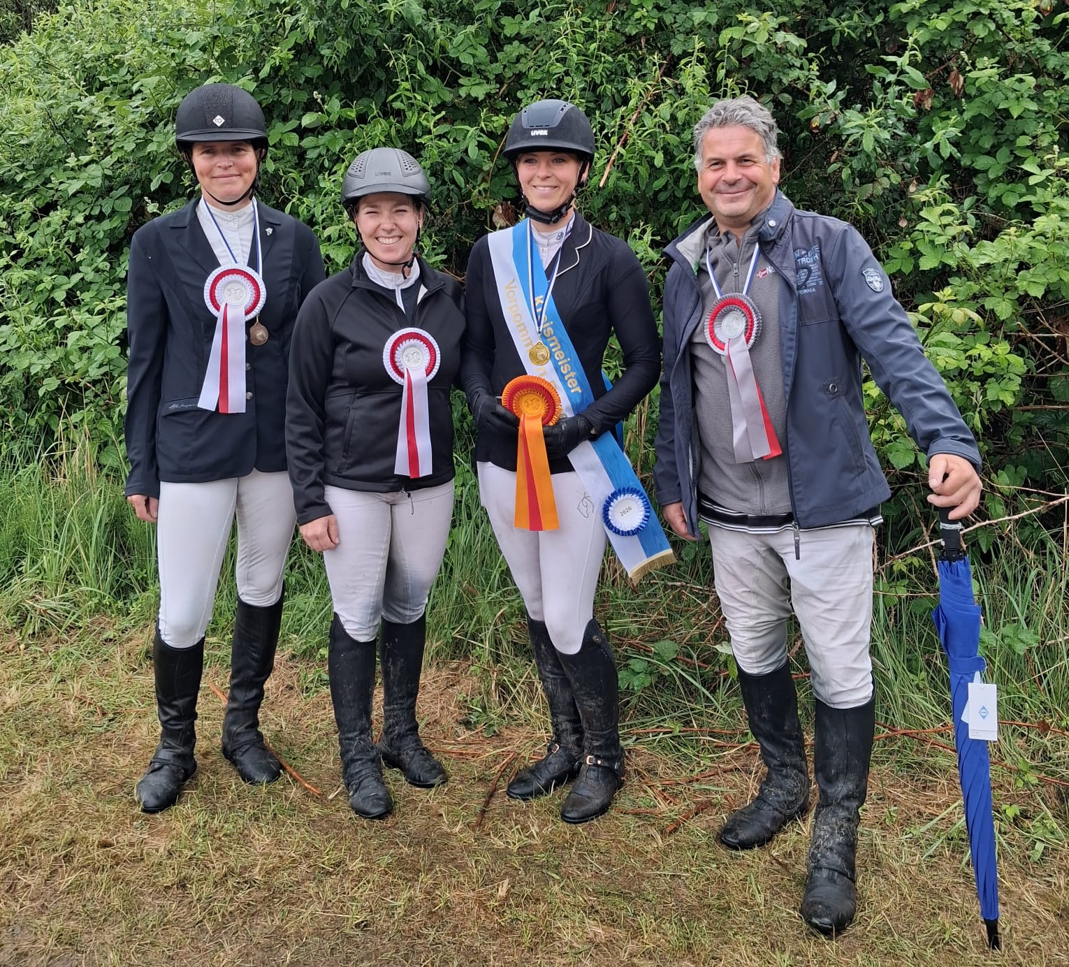 Medaillengewinner Springen offene Altersklasse: 1. Paulin Binz (RFV Dubnitz), 2. Falk Zeller (Stralsunder RFV), 3. Julia Schweitzer (RV ROS-Heide) u. Antja Füstung (RFV Brath/Rubitz). © B.Roos