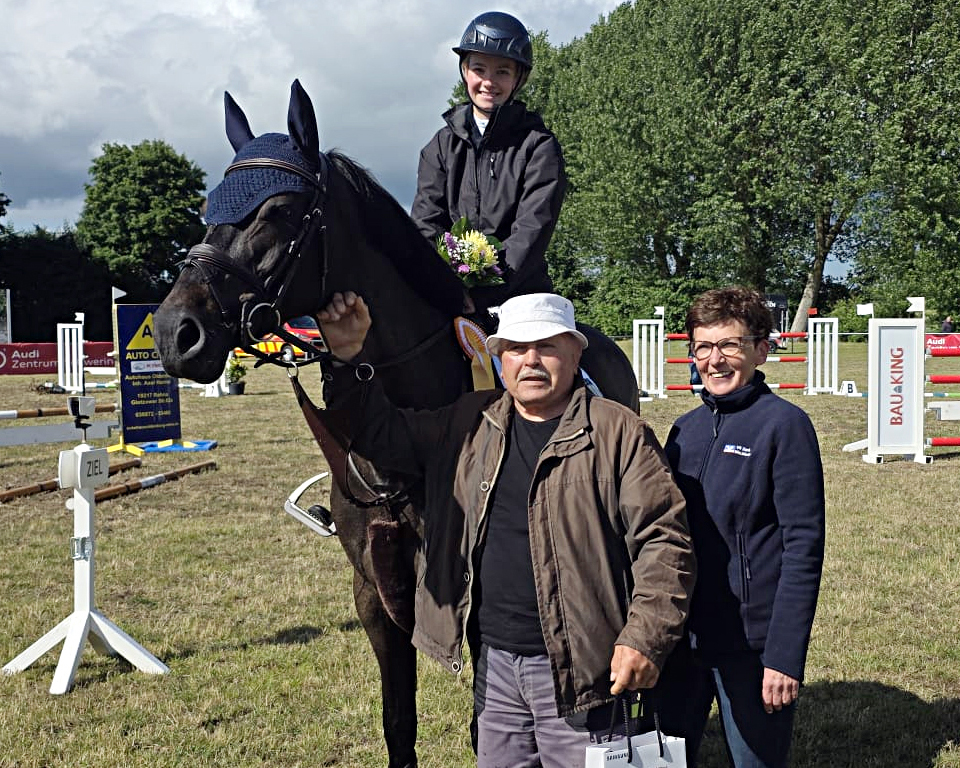 Paula Nagel hat ihren Sieg im Championat von Rehan aus dem Vorjahr verteidigt. Sigrid Jastram als Vertreterin der VR Bank Mecklenburg als Sponsor und Alfred Böttcher, der die Hundesparte des RFV Gadebusch vertritt, gratulieren. © J.W.