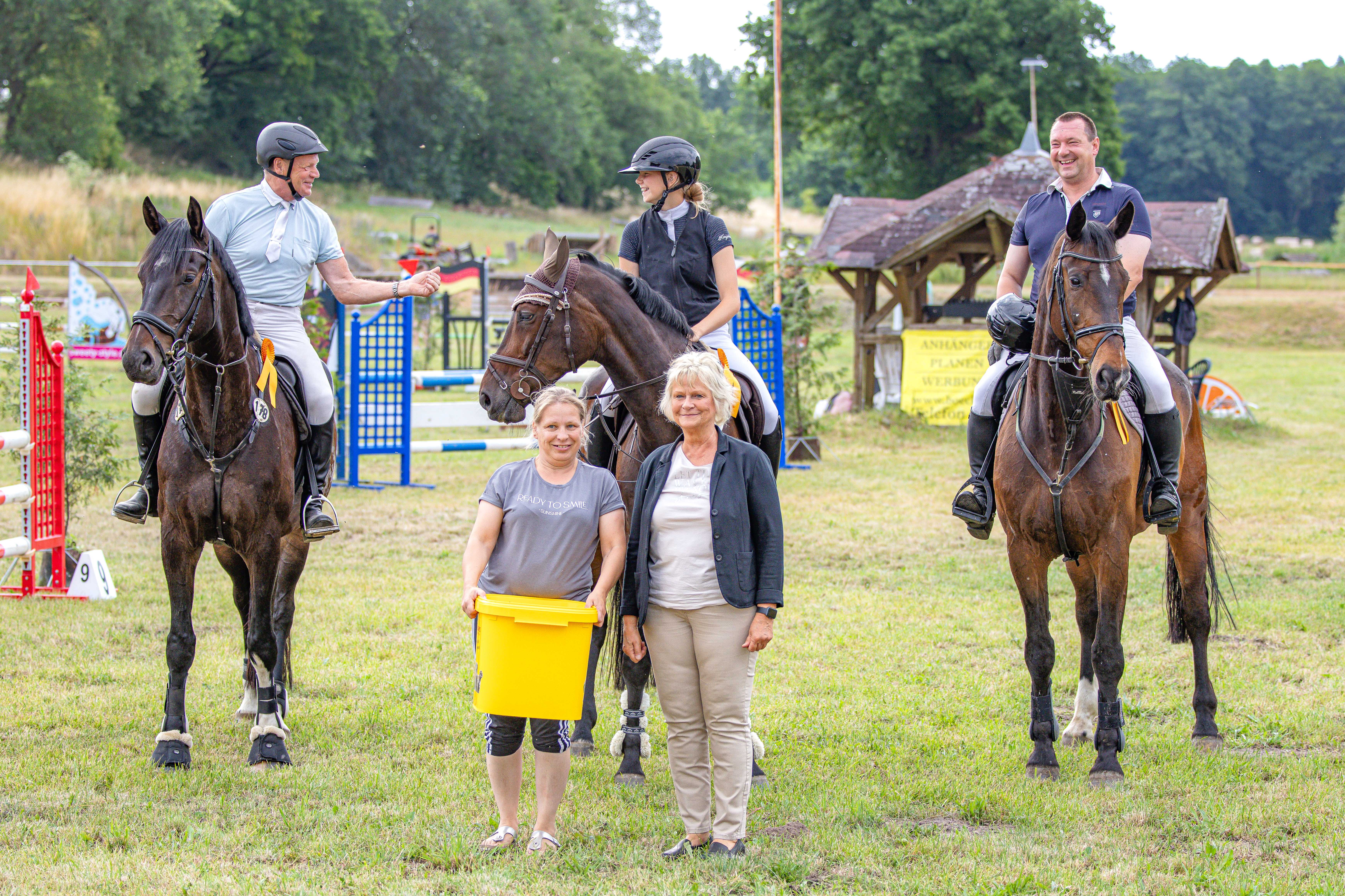 Das Siegerteam im SIRIUS-Cup: v.l. Hennig Osterloh, Thea Köper, Vater Heinz-Martin Köper. Richterin Sabine Wego und eine Vertreterin des Gastgebers gratulierten. © Sophia Boge