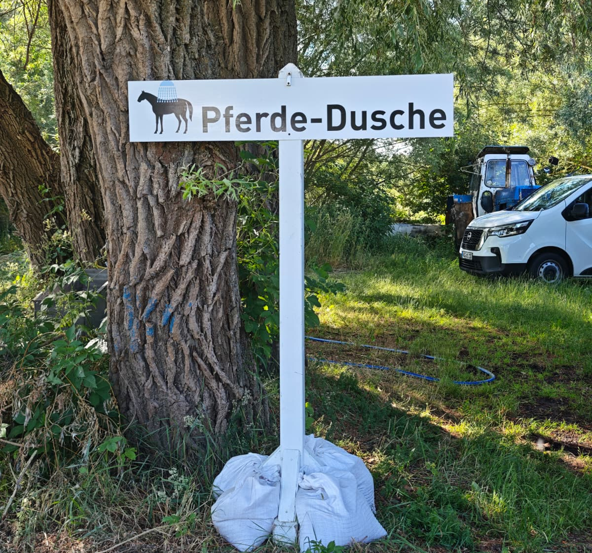 Ein Hinweisschildt weist auf die Pferdeusche hin. © RSV Vier Tore NB
