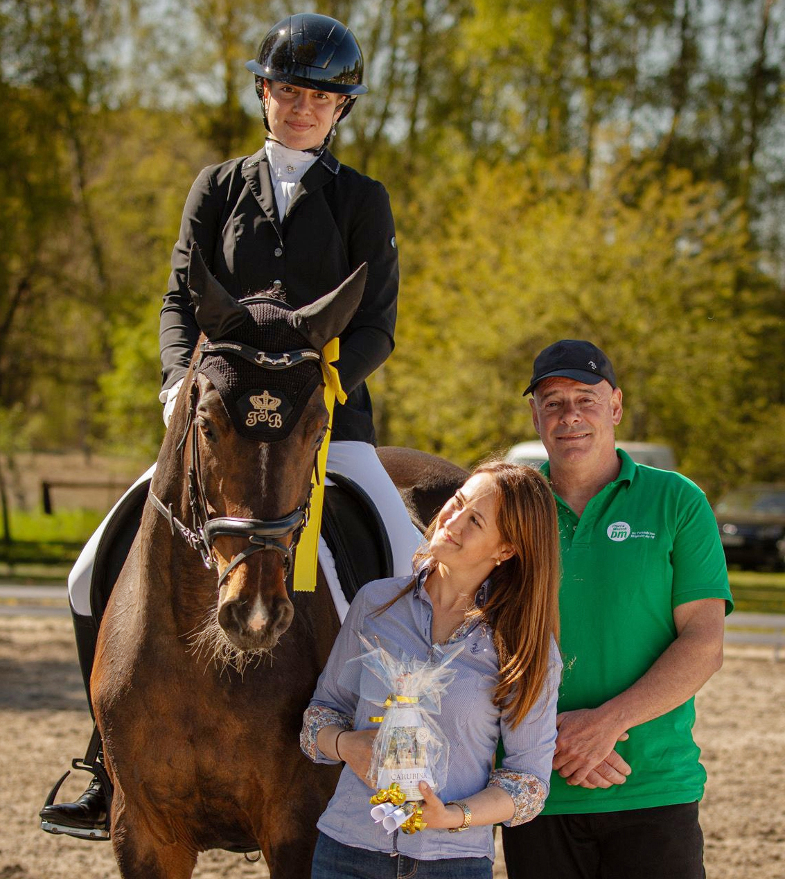 Lana Tausendfreund gewann eine L-Dressur mit Comtess. Das Foto zeigt sie beim Sieg in Gr. Quassow mit Henriette Walter und ihrem Vater Thomas Tausendfreund. © Anne-Marie Behrend