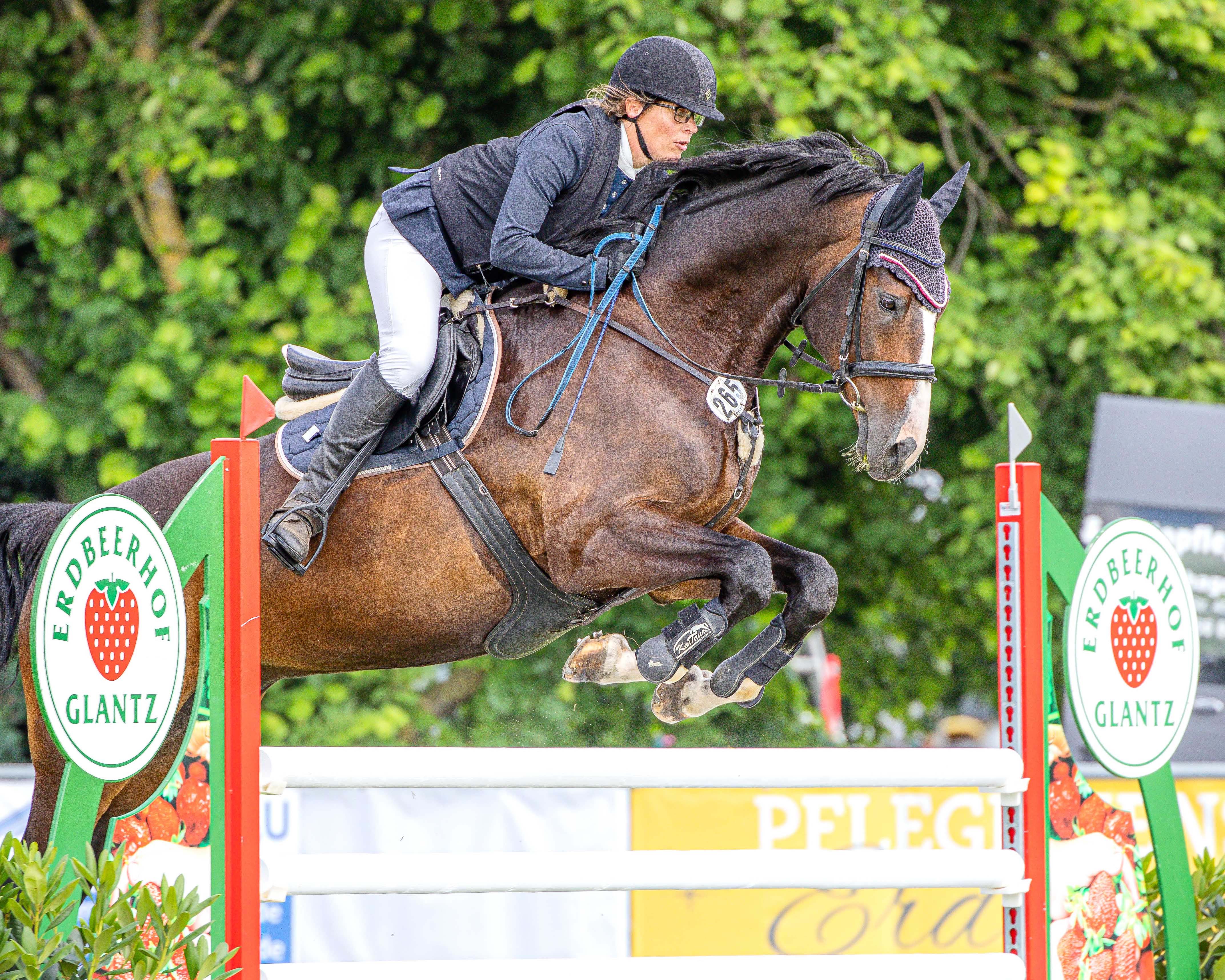 Auch Julia Schweizer aus Dierhagen, die für den RV Rostocker Heide reitet, gewann mit Julchens Juvento ein L-Springen. © S.Boge