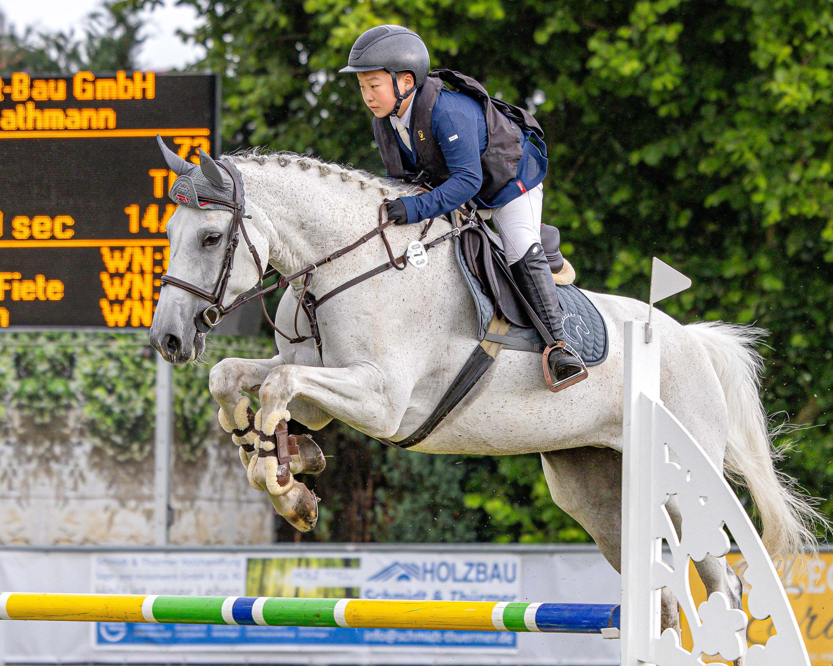 Riu-Xin Huang aus Taipe gewann auf Caramella mit 8,5 das Stilspringen Klasse A. Sie gehört zu einer Reitergruppe die mit Markus Tonn (Sohn des ehemaligen DDR-Nationenpreisreiter Volker Tonn) derzeit auf dem Reiterhof Plath in Timmendorf (Poel) ihre Zelte aufgeschlagen haben. © S. Boge