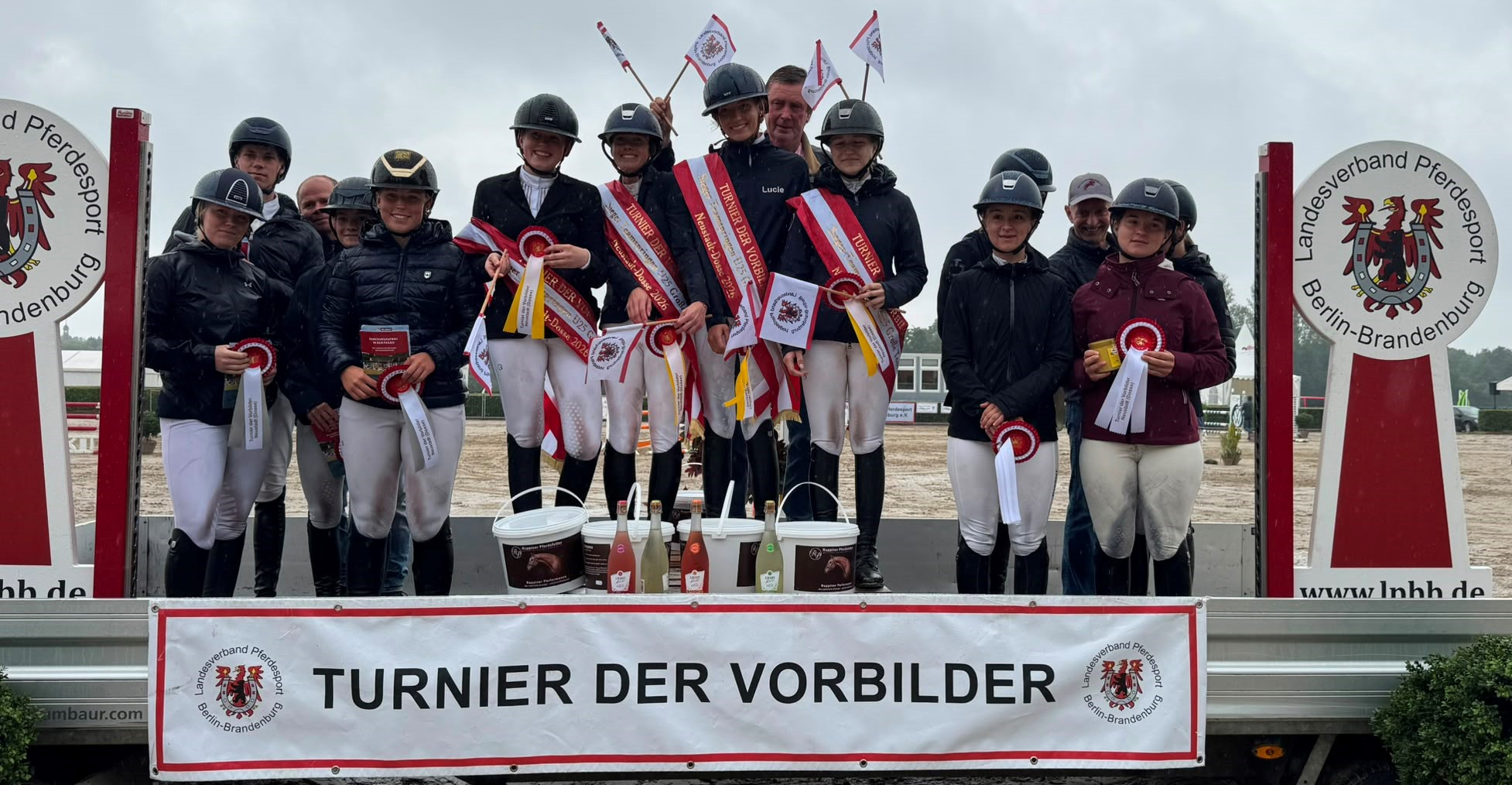 7. Jugend-Spring-Turnier in Neustadt-Dosse. Siegerehrung im U25-Teamspringen der Klasse S mit den Siegern aus Berlin-Brandenburg, links den zweitplatzierten aus Mecklenburg-Vorpommern und recht den Reitern aus Sachsen, die Dritte wurden. 