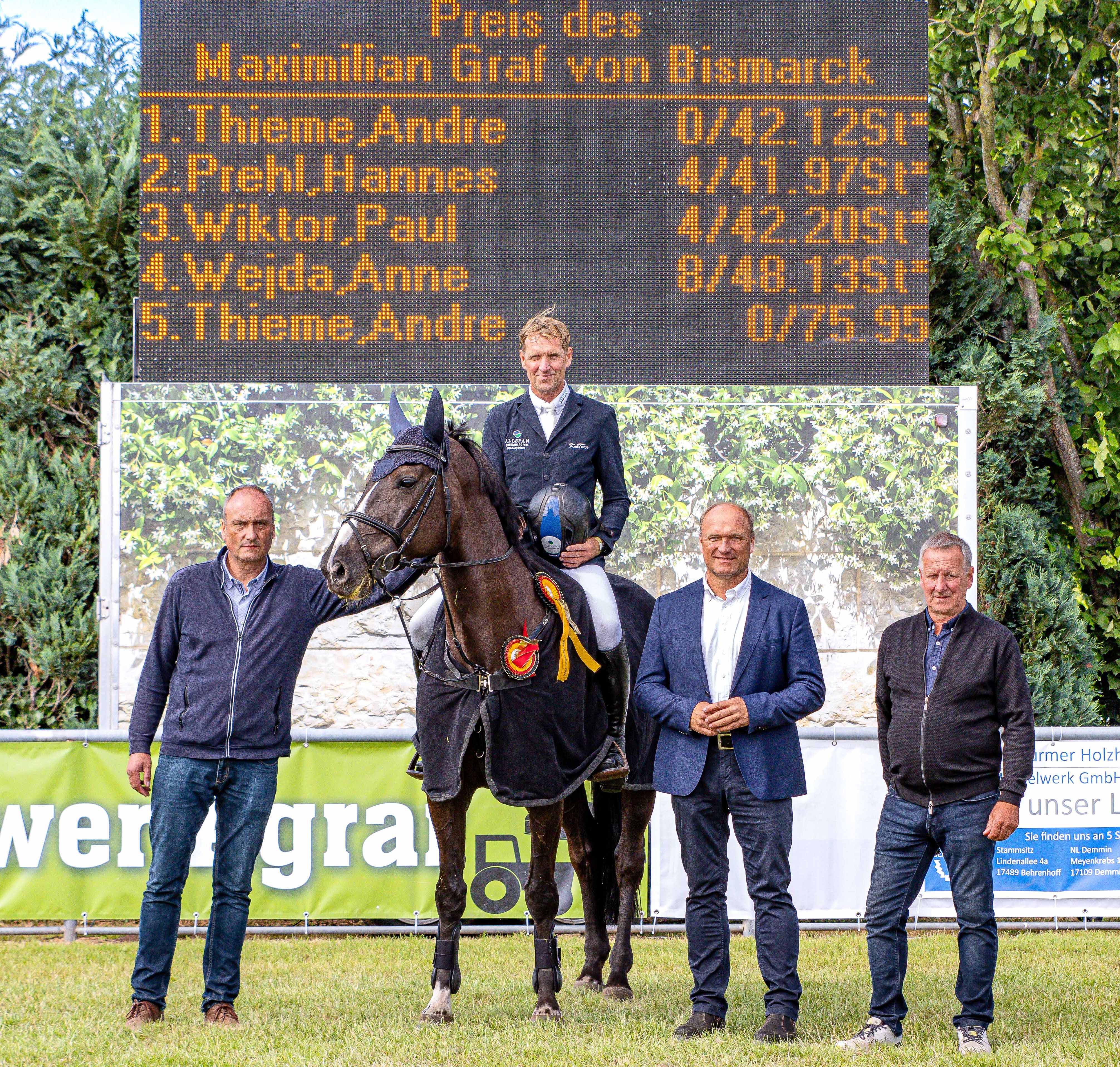 Andre Thieme war der große Sieger beim 58. Dersekower Reitturnier. Er gewann das Championat und den Großen Preis. Dazu gratulieren Carsten Stegelmann (GF der Dersekower Agrar GmbH) und die Turnierleitung mit Torsten Lanske (r.) und Steffen Deepe (l.). © S. Boge