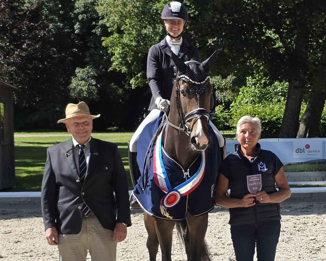 2025 Champion der vierjährigen Reitpferde und nun der fünf-/sechsjährigen Dressurpferde: die fünfjährige SAMBUCA GOLD (v. Secret x Le Vivaldi) mit ihrer Besitzerin Jessika Peschel von der RSG Ahrensfelde. Richter Peter Olsson und Patricia von Mirbach gratulieren. © J.Wego