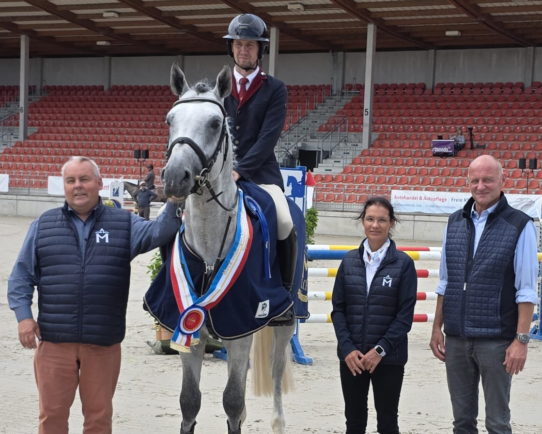 Champion der vierjährigen Mecklenburger Springpferde wurde unter Günter Stübing der gekörte Cellado x Flipper Hit-Sohn CARNEOL, der in Neustadt-Dosse in der Stiftung Brandenburgisches Haupt- und Landgestüt seine Wirkungsstätte hat. Jörg Hasselmann, Sandra Engelmann (Präsidiumsmitglied des Zuchtverbandes), und Turnierleiter Sven Strauß gratulieren. © J.Wego