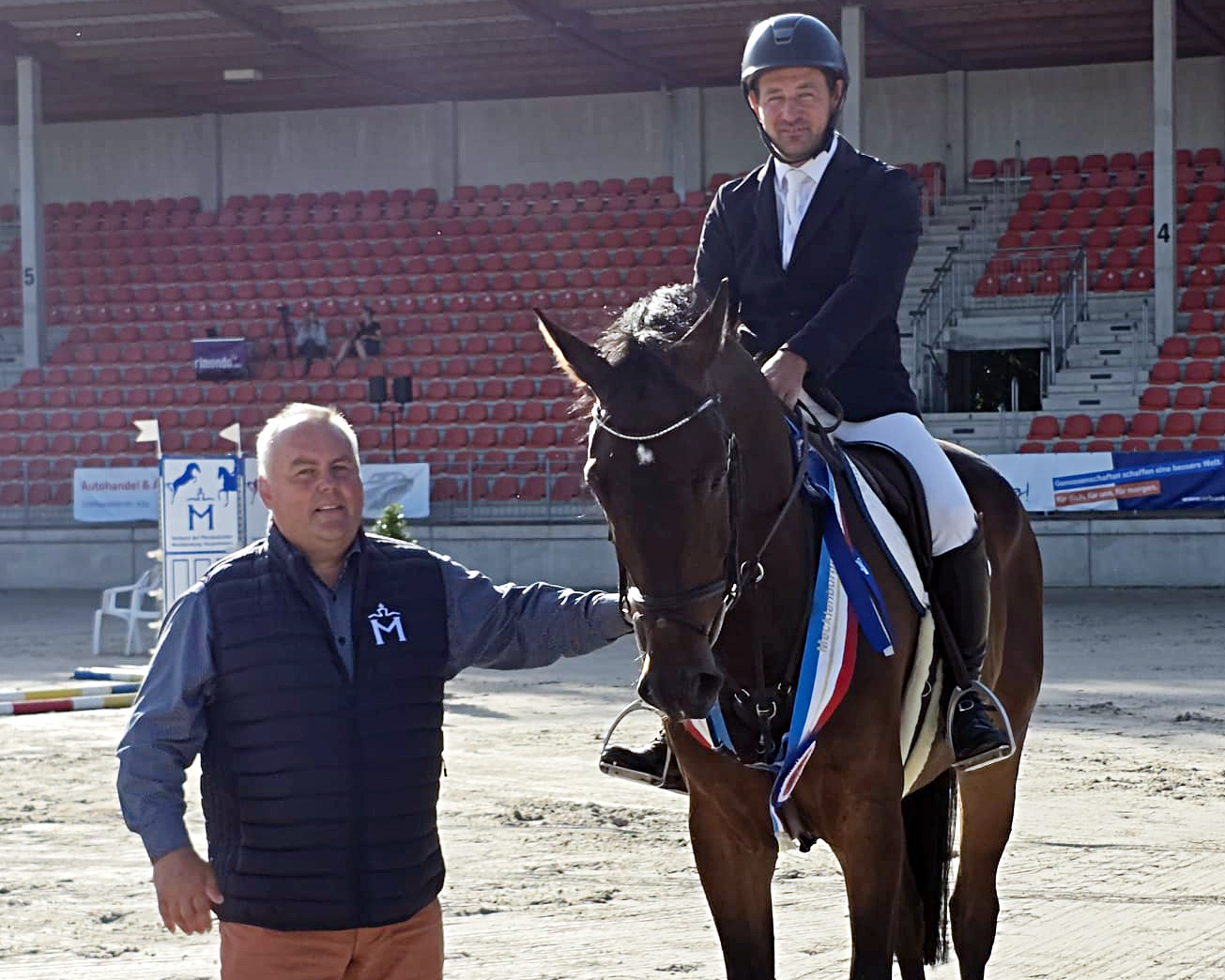 Bei den fünfjährigen Mecklenburgern ging der Titel an CALAIS, den Richard Robinson präsentierte und sich im Besitz von Norbert Schönfeld befindet. Er gewann auch die Qualifikation zum Al Shira’aa Bundeschampionat. Verbandspräsident Jörg Hasselmann gratuliert. © J.Wego