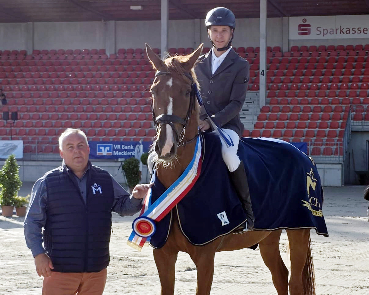 Den neuen Landeschampion der sechsjährigen Mecklenburger Springpferde, CAYA L (v. Clarcon x Quality) präsentierte Lukas Burmeister aus Karstädt. Auch ihn gratulierte Jörg Hasselmann. © J.Wego