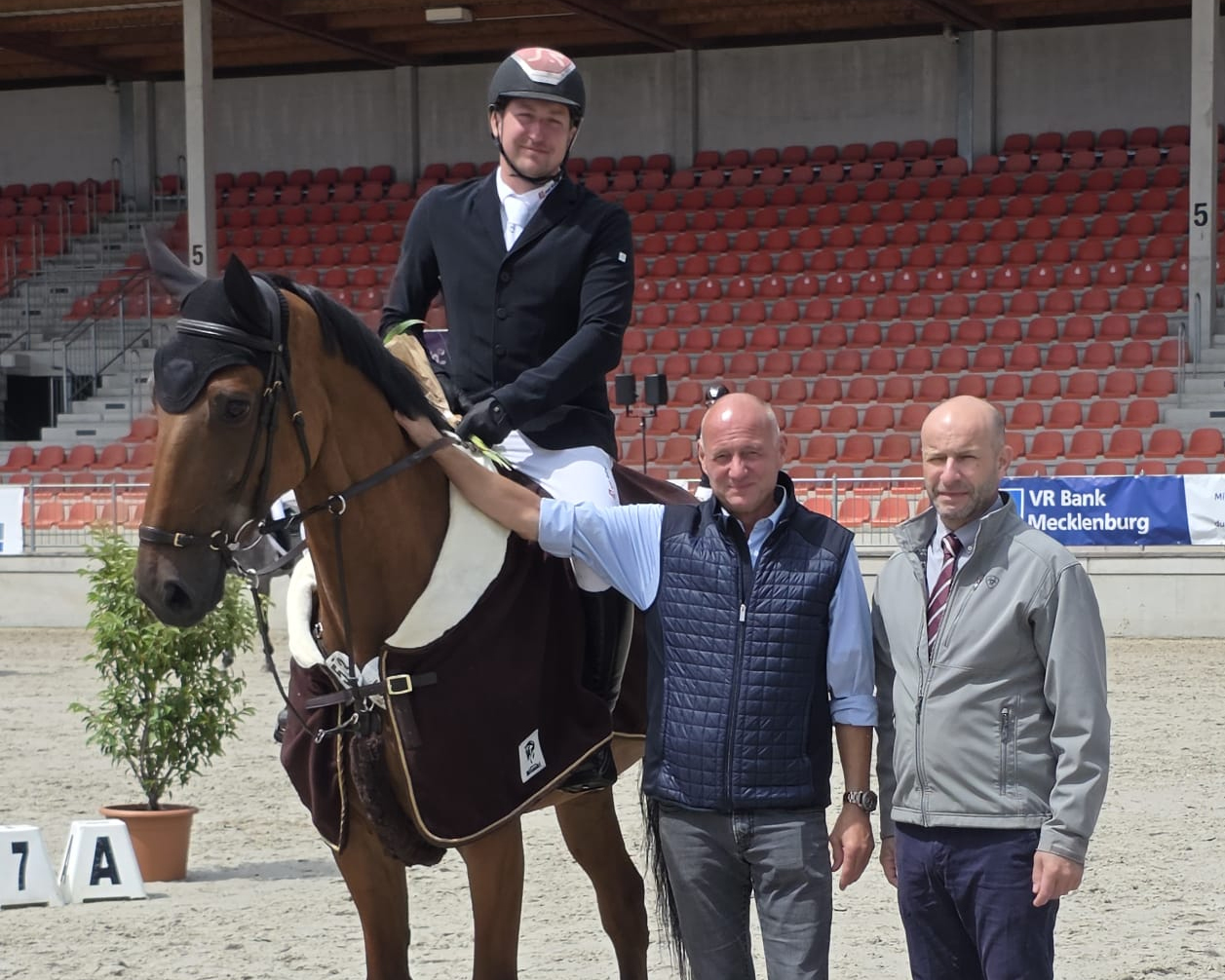 Mit einem Sieg und Wertnote 8,7 startete Paul Wiktor (Trent/Rügen) mit der fünfjährigen Mecklenburger Stute Summer LK in die Springpferdeprüfungen, die er 2025 zur Landeschampioness der vierjährigen Mecklenburger ritt. Er nahm für den Sieg die Glückwünsche Von Turnierleiter Sven Strauß und Richter Matthias Granzow entgegen. © J.Wego