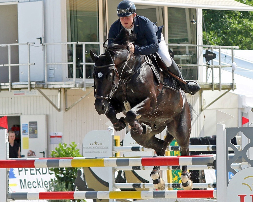 Als einziger mit Nullrunden in allen drei S-Springen ist Christoph Maack mit Carl Christian zu seinem ersten Titel in der offenen S-Klasse geritten. © KaLo