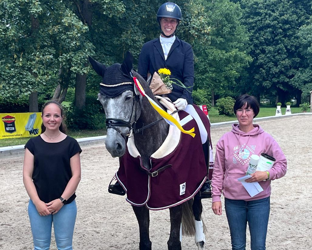 Vielseitigkeitsreiterin Janette Hacker (Vietgest) gewann mit Sannebell die 1. Wertung der Ü40 Amateure und holte sich die Silbermedaille. Ulrike Anders vom Orga-Team und Richteranwärterin Nancy Wolf gratulieren. © Christina Schulz