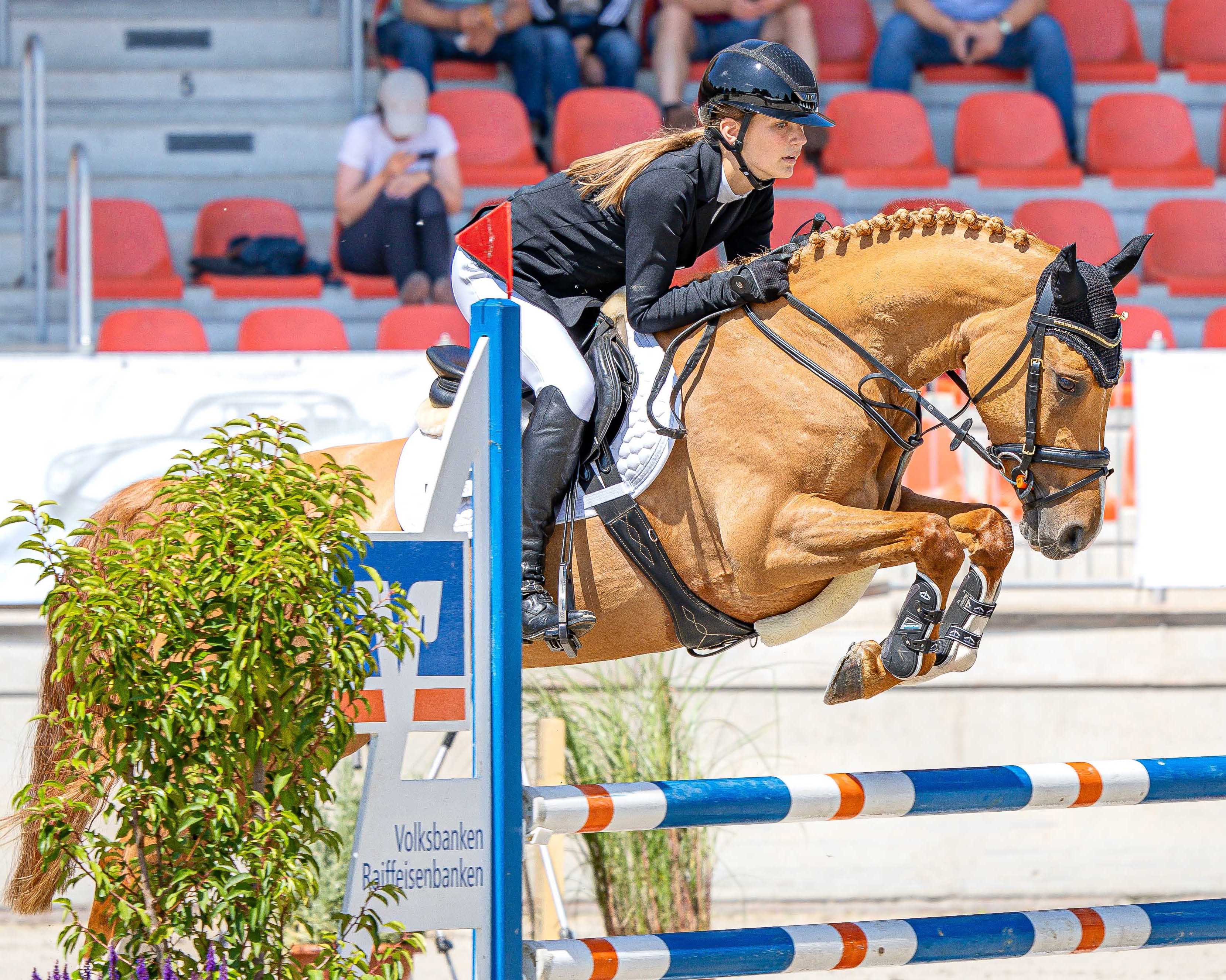 Mit einer brillanten Vorstellung im Stilspringen, die mit 9,0 bewertet wurde, legte Helena Mörke (Dersekow) mit Pony PAV Vanity Fair den Grundstein für ihren Meistertitel bei den Ponyreitern. © Sophia Boge