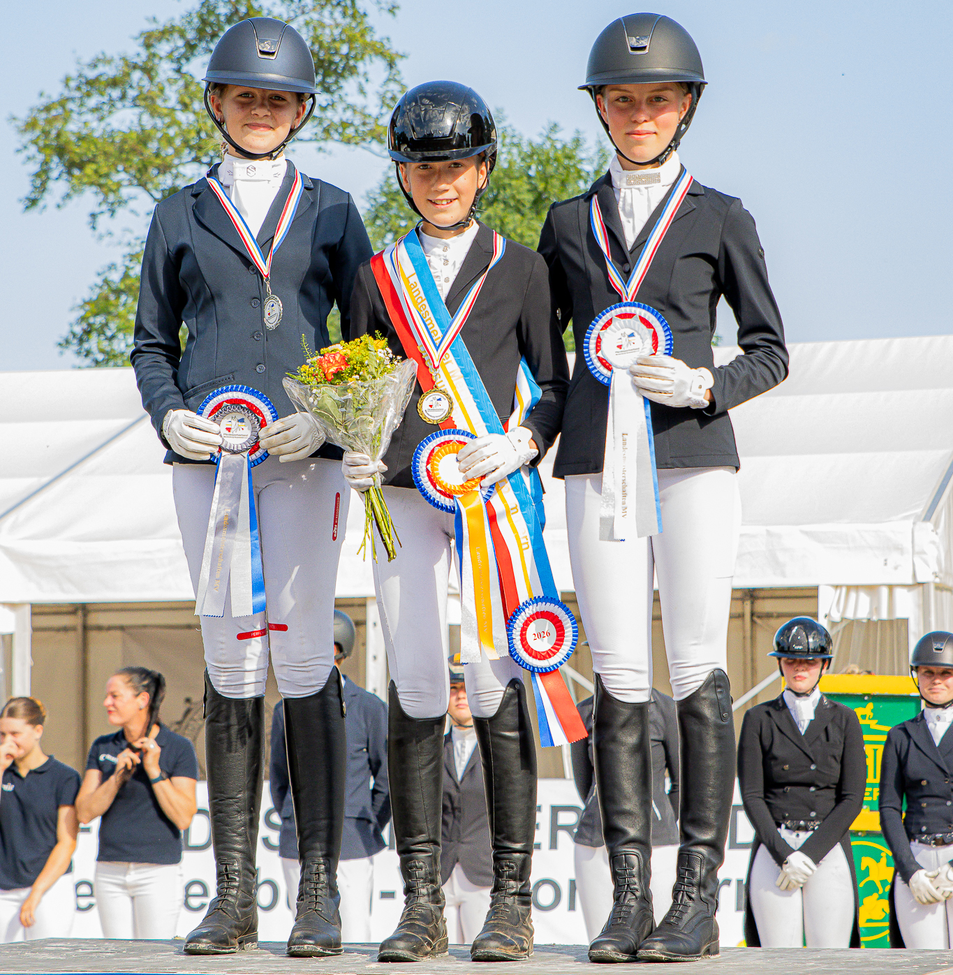 Dressur U14 Children: Gold: Henny Voß (SV Gielow) mit Donna Revoluna, Silber: Mira Mahrt (RV Carolinenhof / Pogez) mit Darwin, Bronze: Greta Parr (PSV Sternfeld) mit Coralie. © Sophia Boge