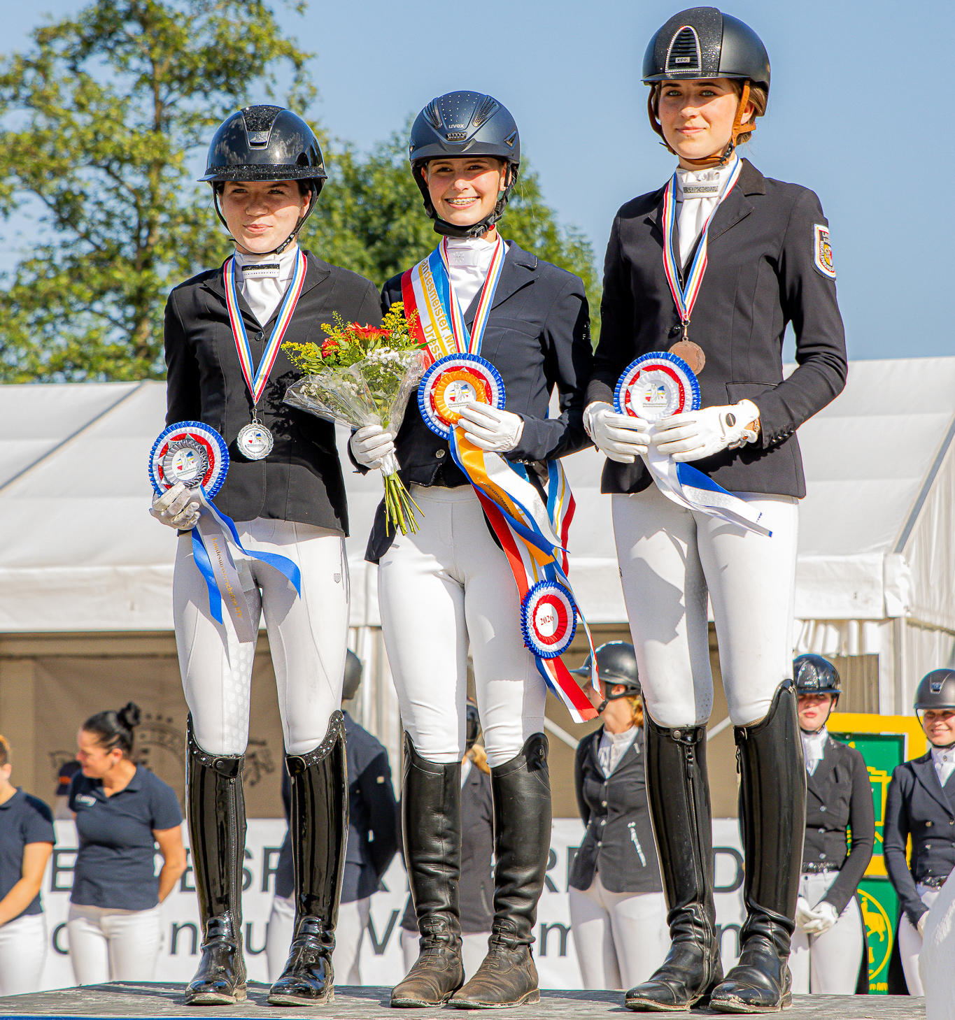 Dressur U18 Junioren: Gold: Corinne Rieger (RC Passin) mit Nix Nils, Silber: Carlotta Plambeck (RFV Poseritz) mit Dark Rouge D, Bronze: Leonie Breitsprecher (RSV Dersekow 1968) mit Quantino. © Sophia Boge
