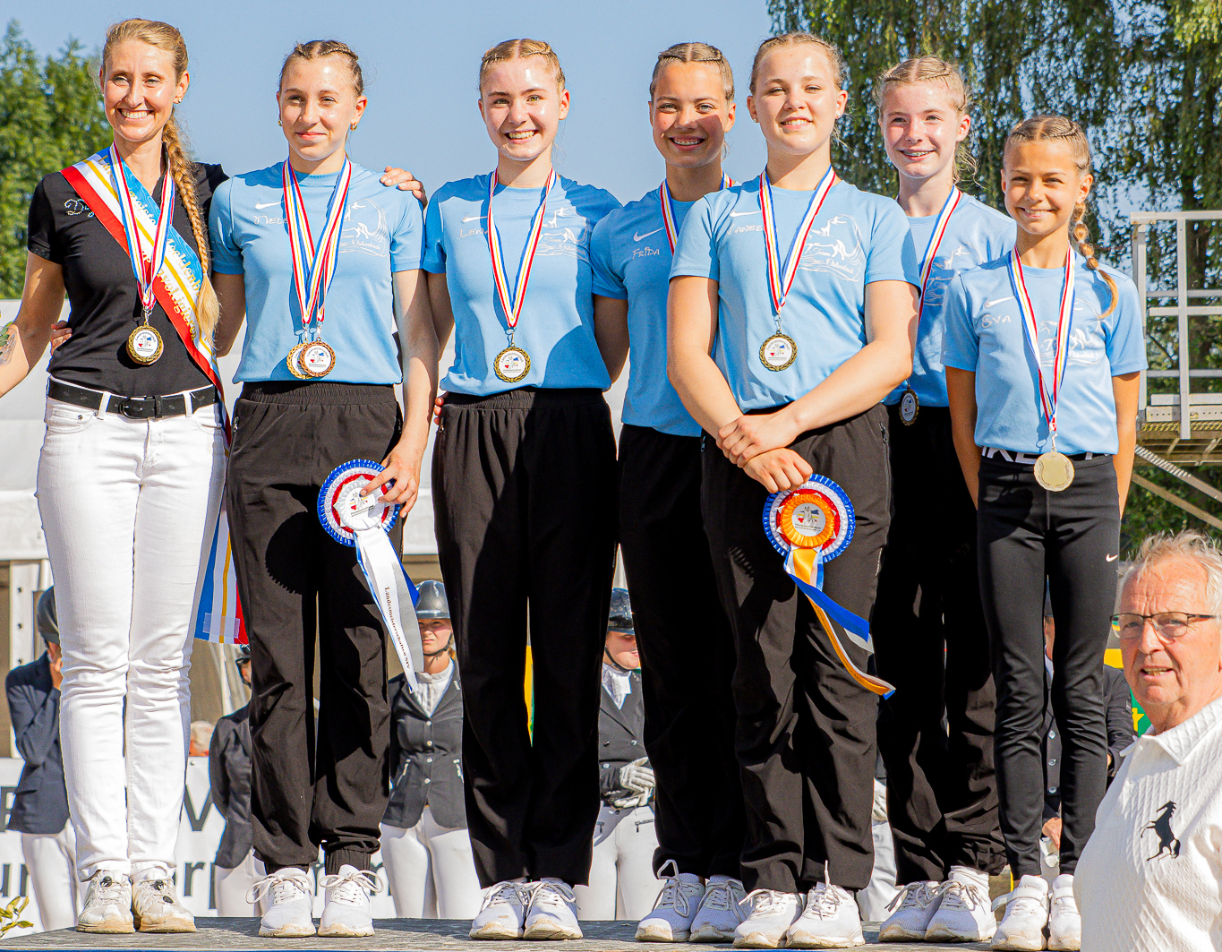 Voltigieren Gruppenvoltigieren: Gold: Team Ostseeküste (Voltigier u. RV Ostseeküste) mit Vanessa Krüger, Lena Techentin, Nele Korff, Eva Borchardt, Frida Erdmann, Marie Techentin, Longe: Diana Schult. Schirmherr Dr. Till Backhaus hat alle 52 Medaillengewinner gratuliert.© Sophia Boge
