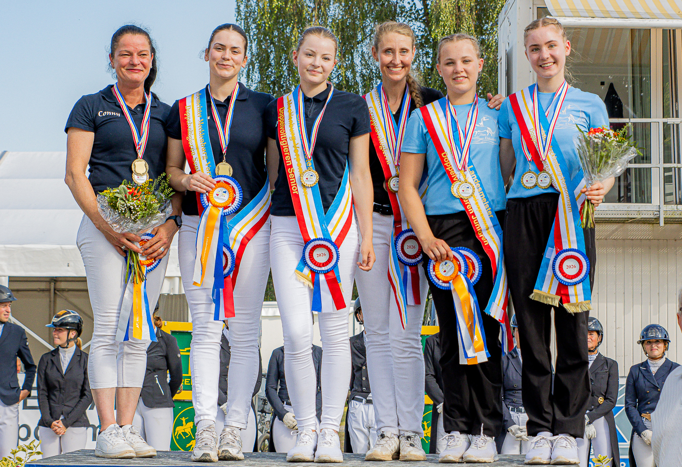 Voltigieren Doppel Senioren: Gold: Finja-Melina Wegner/Olivia Riemer (Voltigierclub Greifswald), Longe: Conny Eleonore Heilemann. © Sophia Boge