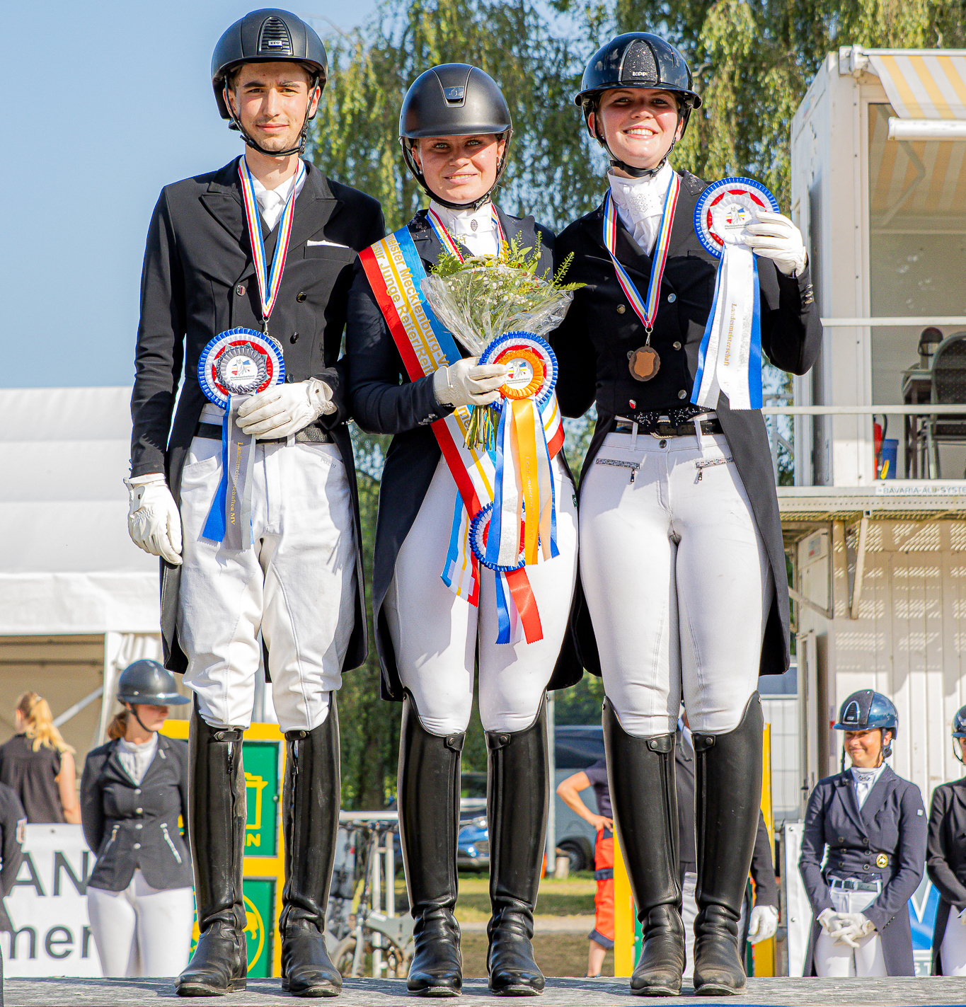 DressurU25 Nachwuchsreiter: Gold: Caroline Kim Rabeler (RFV Landgestüt Redefin), Silber: Carl Uli Voß (SG Gielow), Bronze: Antonia Elisa Kurp (RV Rostocker Heide). © Sophia Boge