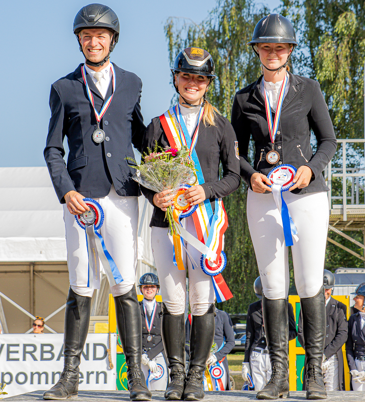 Springen U25 Nachwuchsreiter: Gold: Emma Wiktor (RFV Trent 82), Silber: Johann Greve (RFV Landgestüt Redefin), Bronze : Pia Marie Starck (RFV Groß Vielen). © Sophia Boge