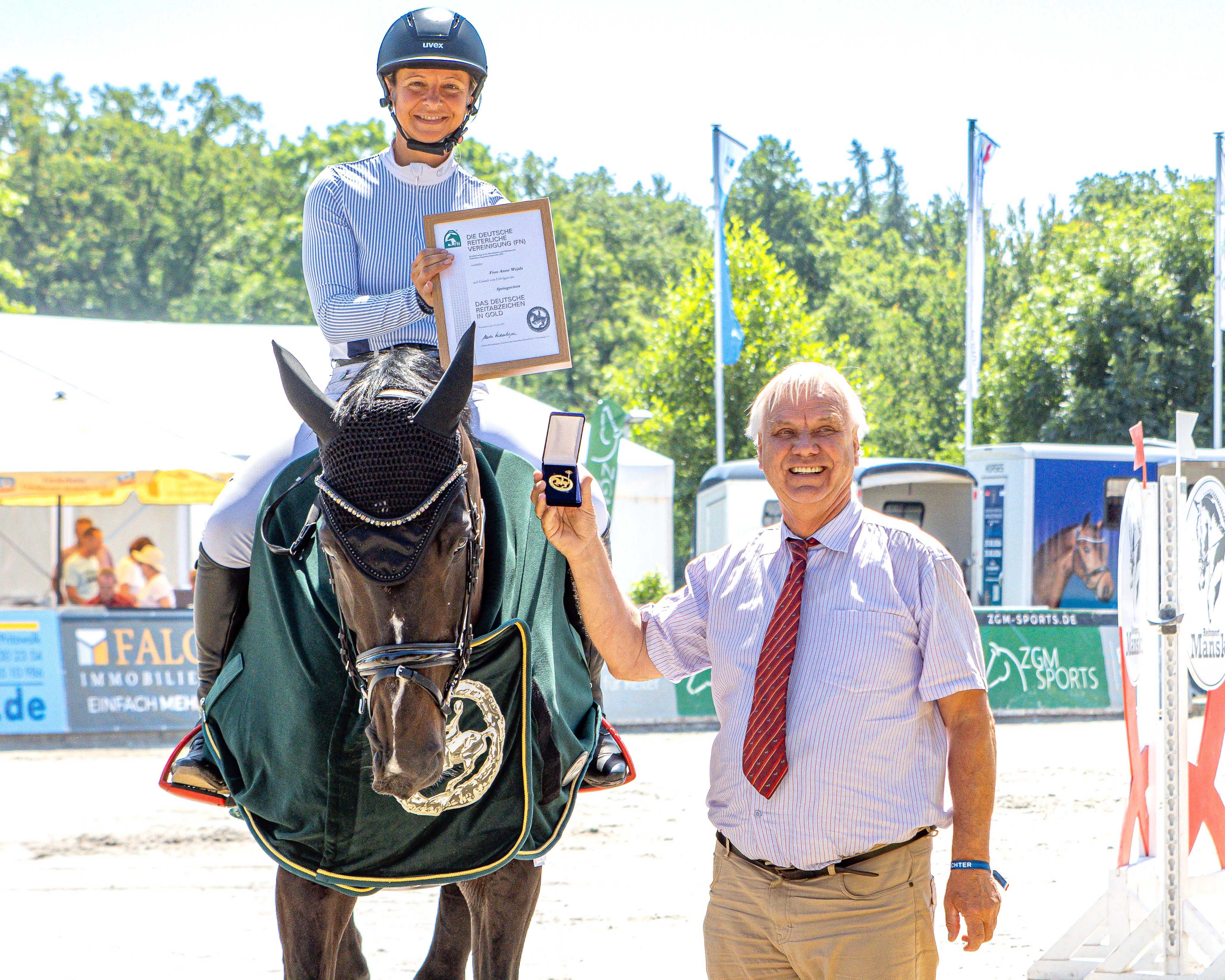 Goldenes Reitabzeichen für Anne Wejda