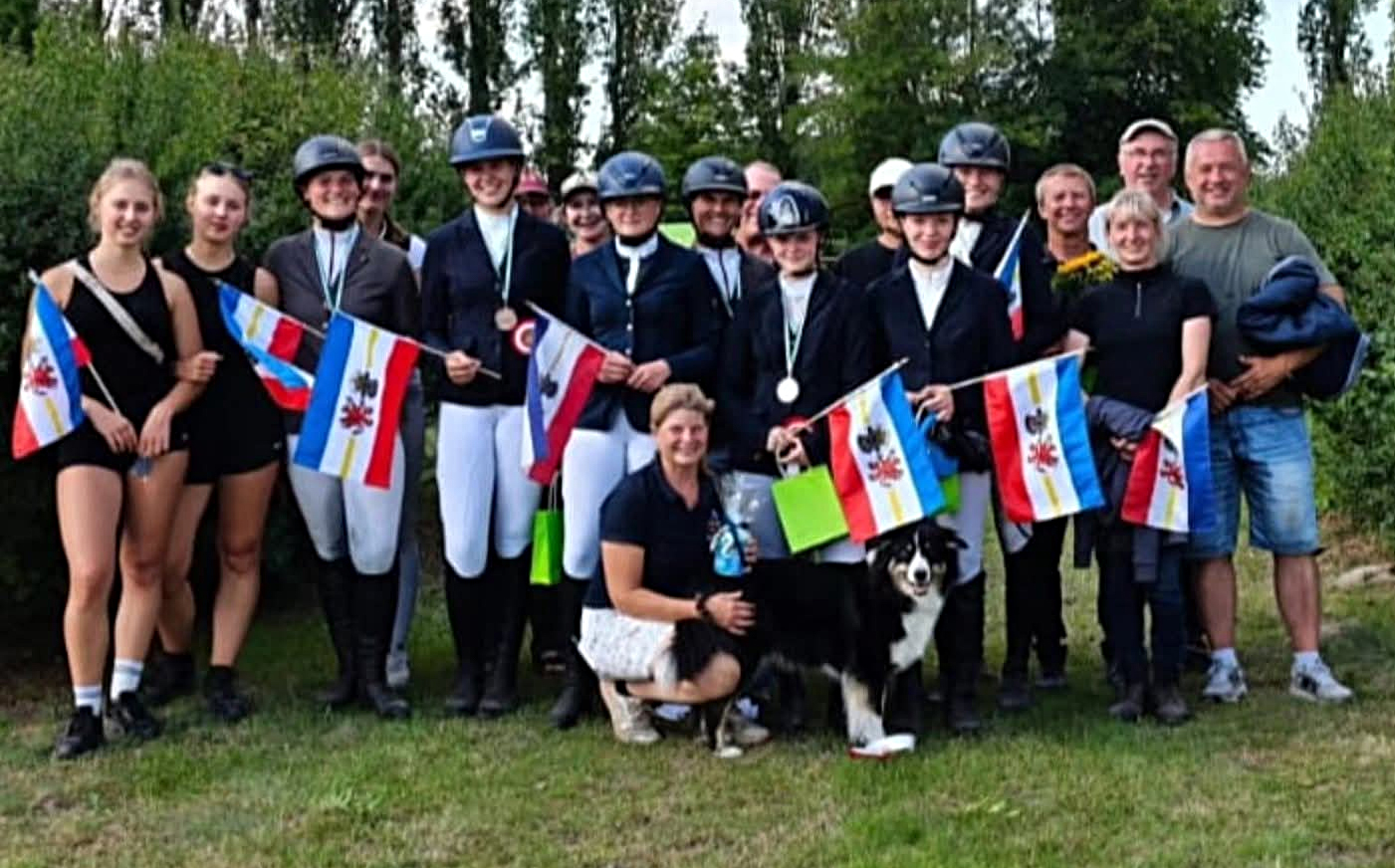 Das erfolgreiche MV-Team mit ihren Helfern und Begleitern beim Vielseitigkeitsturnier in Hohenberg-Krusemark. © privat