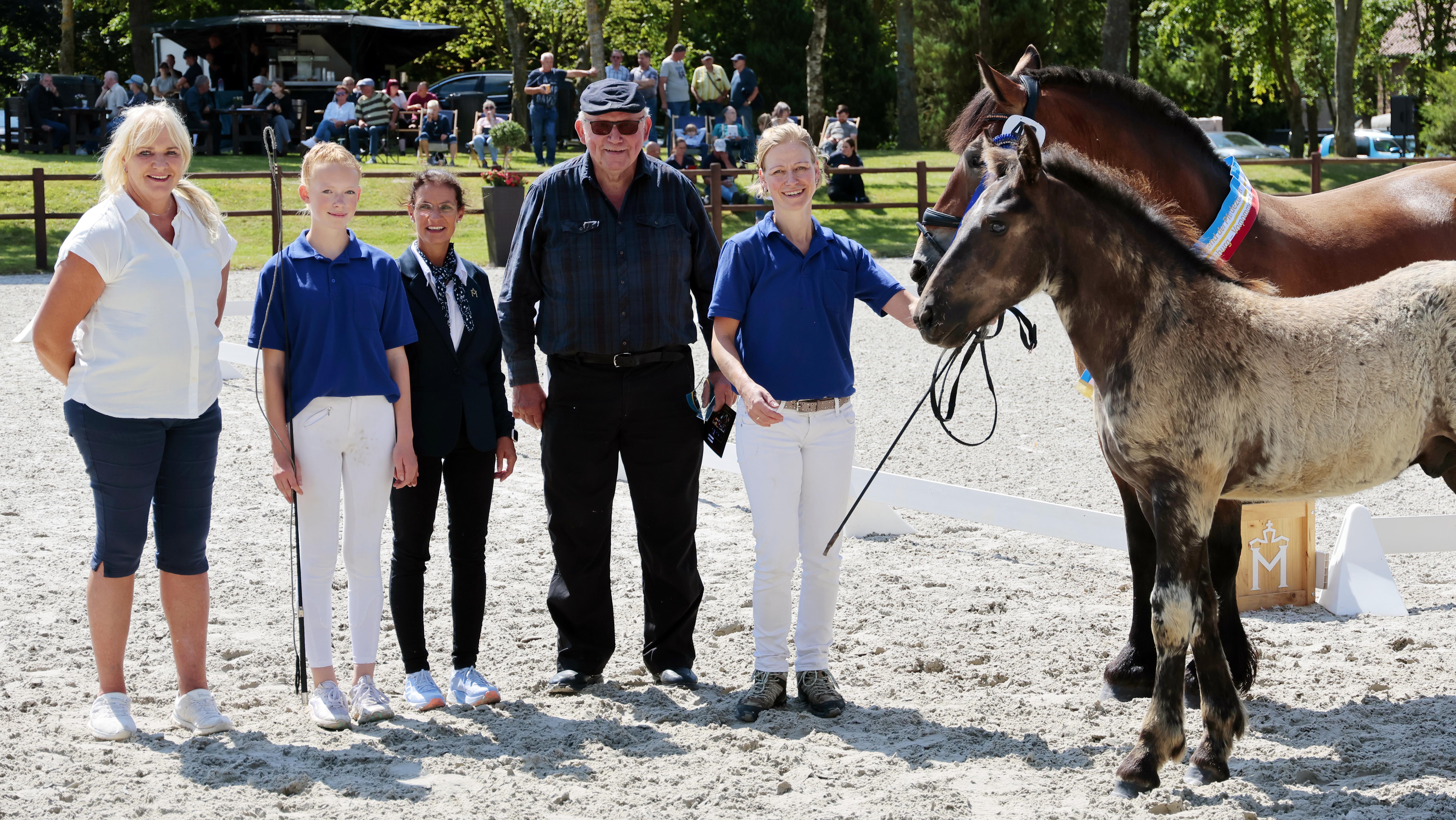 Manfred Scheel aus Spoldershagen mit Tochter, Enkelin, Peggy Reimer (l.) und Kommissionsmitglieb Sandra Engelmann bei der Prämierung seines des Siegerhengstfohlens der Rheinisch Deutschen Kaltblüter von Ahorn. © Kilian Ziegler