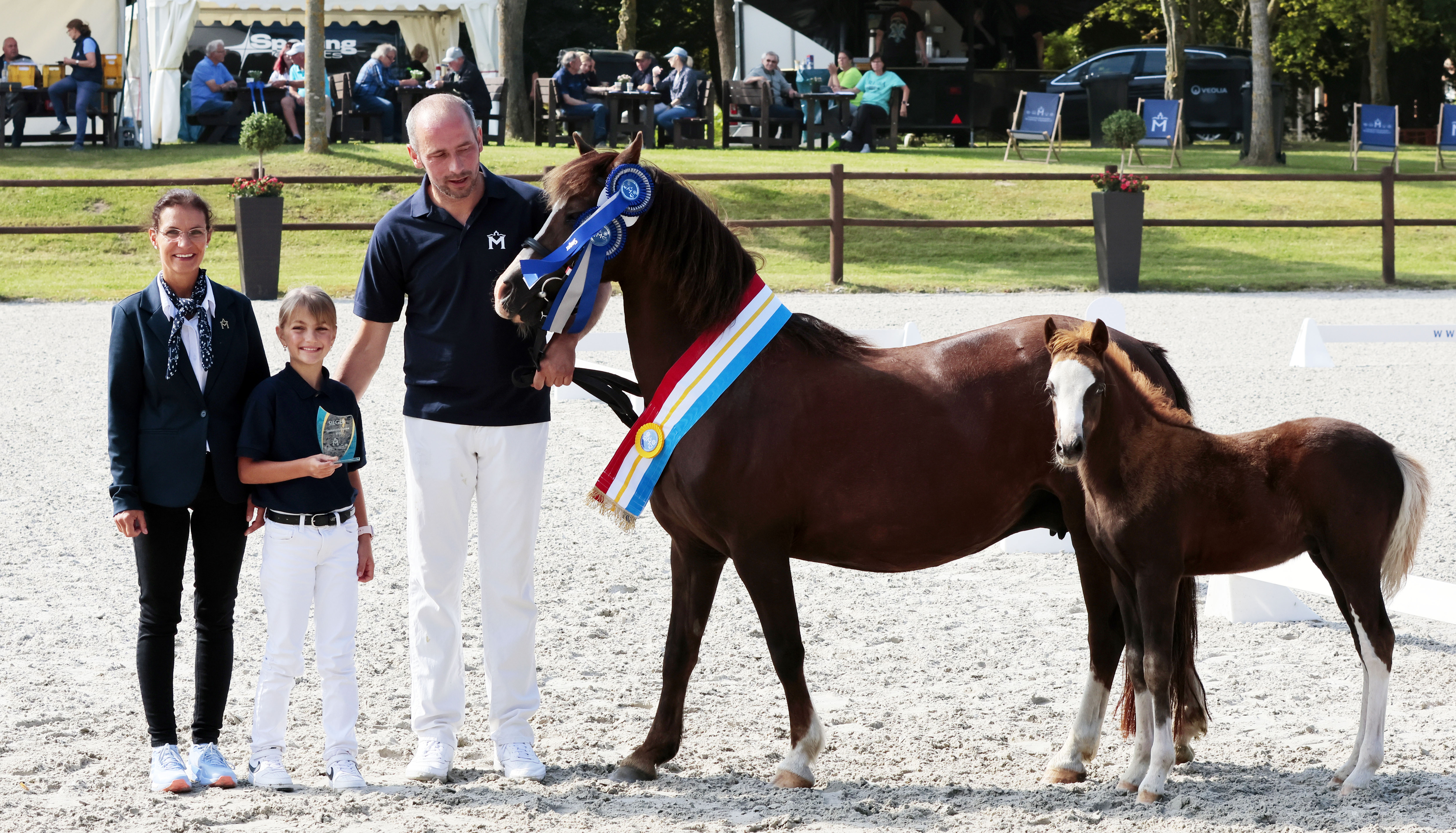 Sandra und Tochter Greta Engelmann mit Nico Prange bei der Prämierung des Siegerfohlens der Welsh Ponys Sektion B von Grimaldi. © Kilian Ziegler 