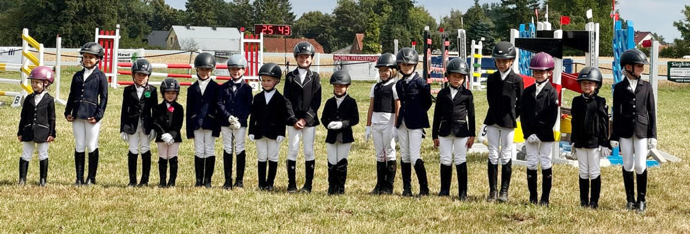 Am Führzügel-Wettbewerb nahmen 16 Kinder teil, alle in korrektem Reitdress, der in zwei Gruppen mit den Siegern Len Thiago Lanske aus Dersekow und Helene Scheepull vom Gastgeber Miltzow gewertet wurde. © RFV Miltzow